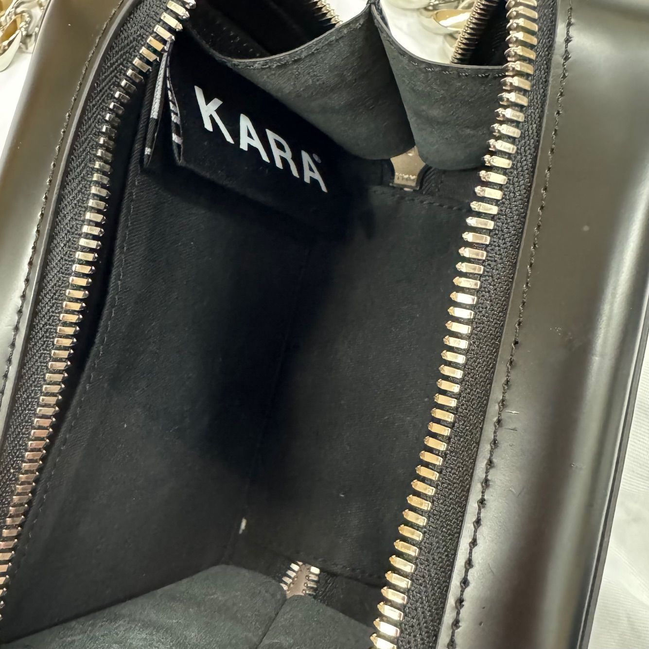 KARA チェーン レザー ショルダー カメラバッグ カラ 81182A1 - メルカリ