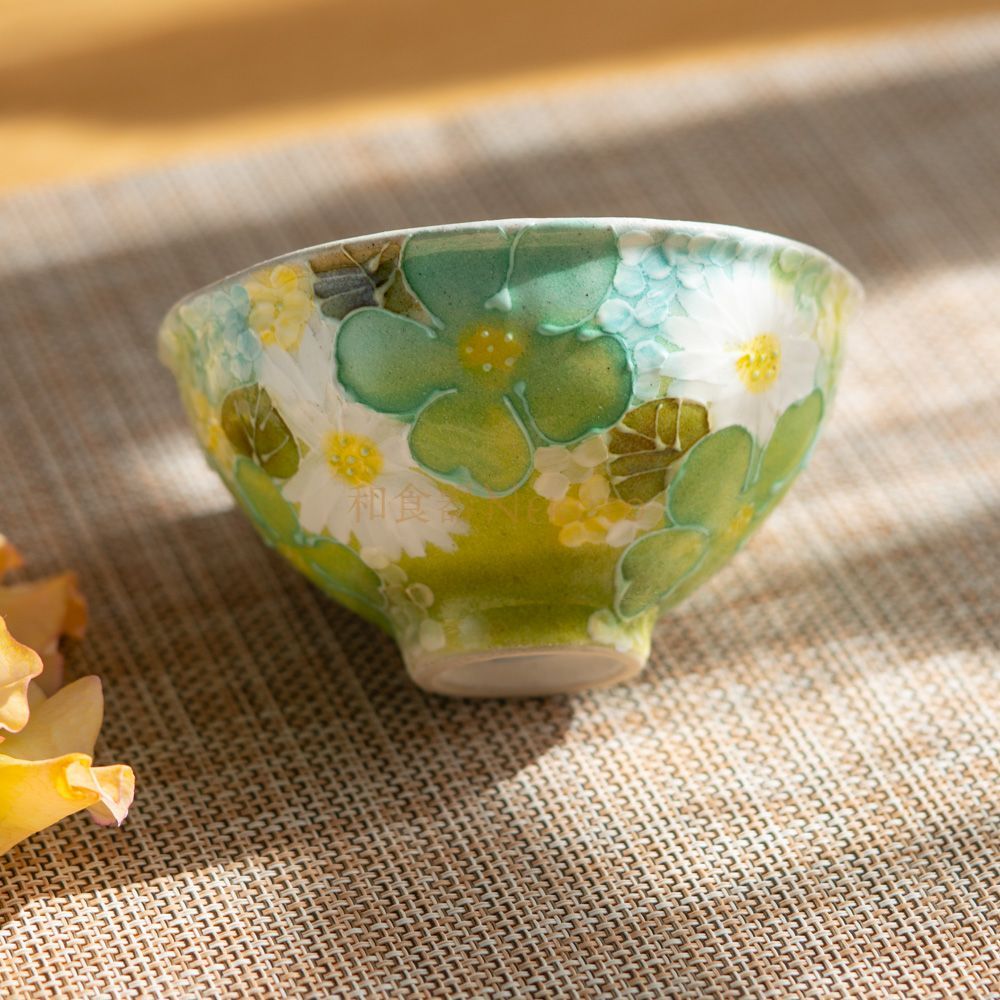 希少品☆工房ゆずりは☆抹茶碗☆ピンクブーケ☆オレンジ☆コーラル 工房ゆずりは お茶碗 鮮やかな紅色の花柄のがとても印象的 紅彩