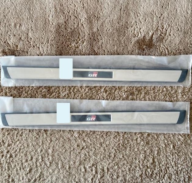 トヨタ TOYOTA 純正 GR ヤリス スカッフ プレート RH LH 助手席 運転席 2個 セット パーツ エンジン タイヤ バンパー 検索 マフラー