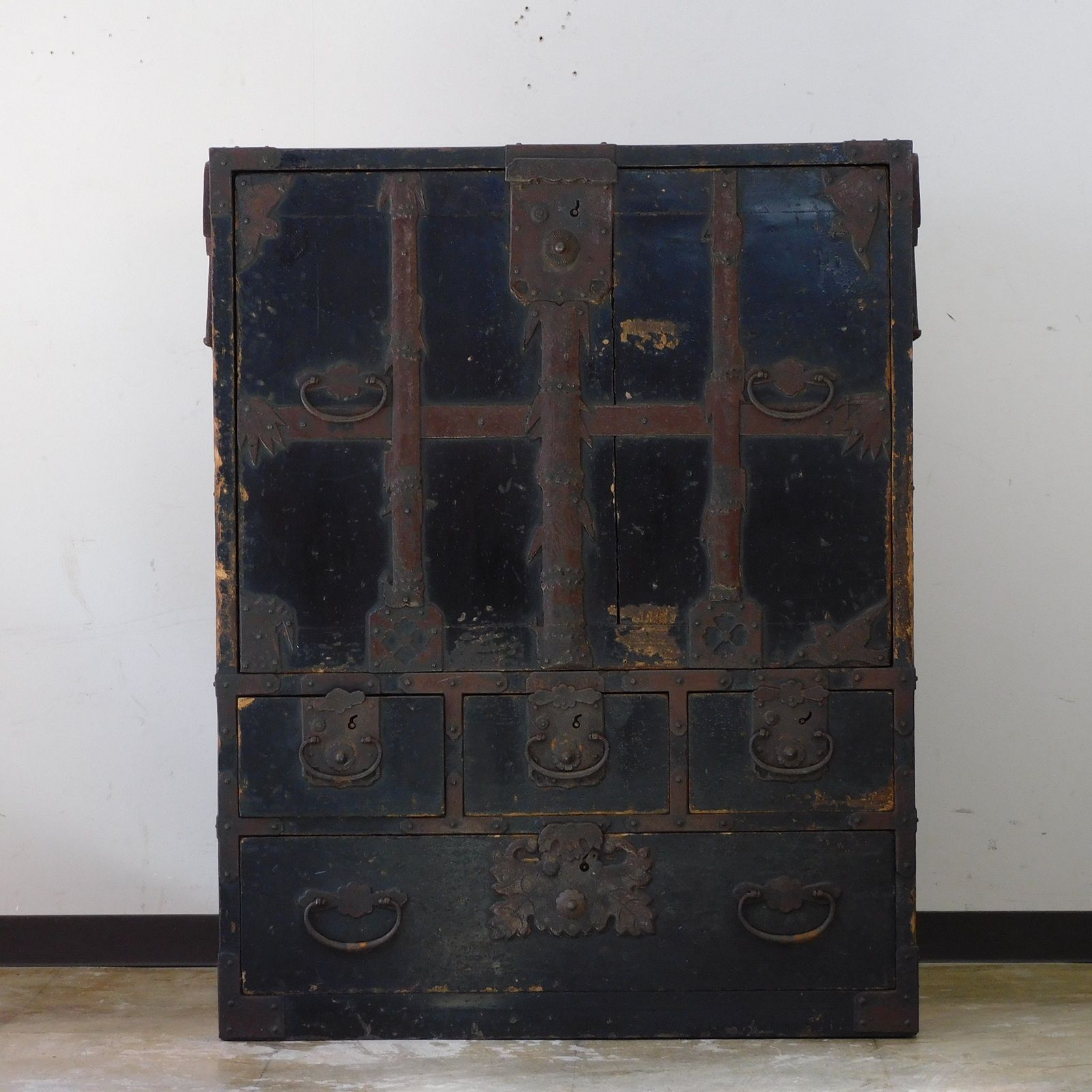 時代　庄内箪笥　扉付き　時代家具　収納タンス　古家具 江戸期 総桐 庄内地方 竹に雀図金具 小ぶりな時代箪笥 鍵付き HK-a