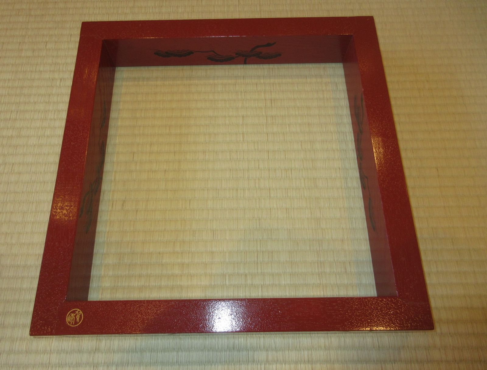 送料込【逢絢亭】茶道具 炉縁 掻合塗 朱塗 松蒔絵 木製 作家物 紙箱入り 逢絢亭】茶道具 炉縁 掻合塗 朱塗 松蒔絵 木製 作家物 紙箱入り