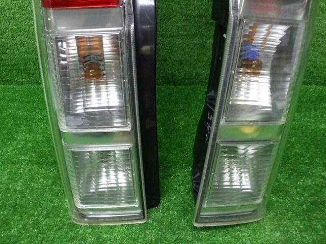 ダイハツ・ムーヴカスタム（LA150S)純正LEDテールレンズ左右セット