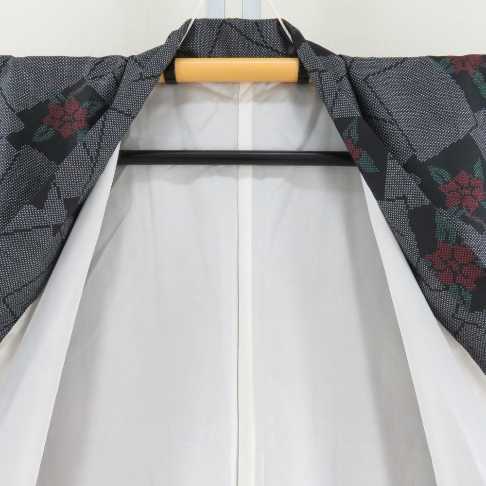 紬 着物 大島紬 黒色x灰色x赤色 四角に花模様 袷 バチ衿 正絹 仕立て