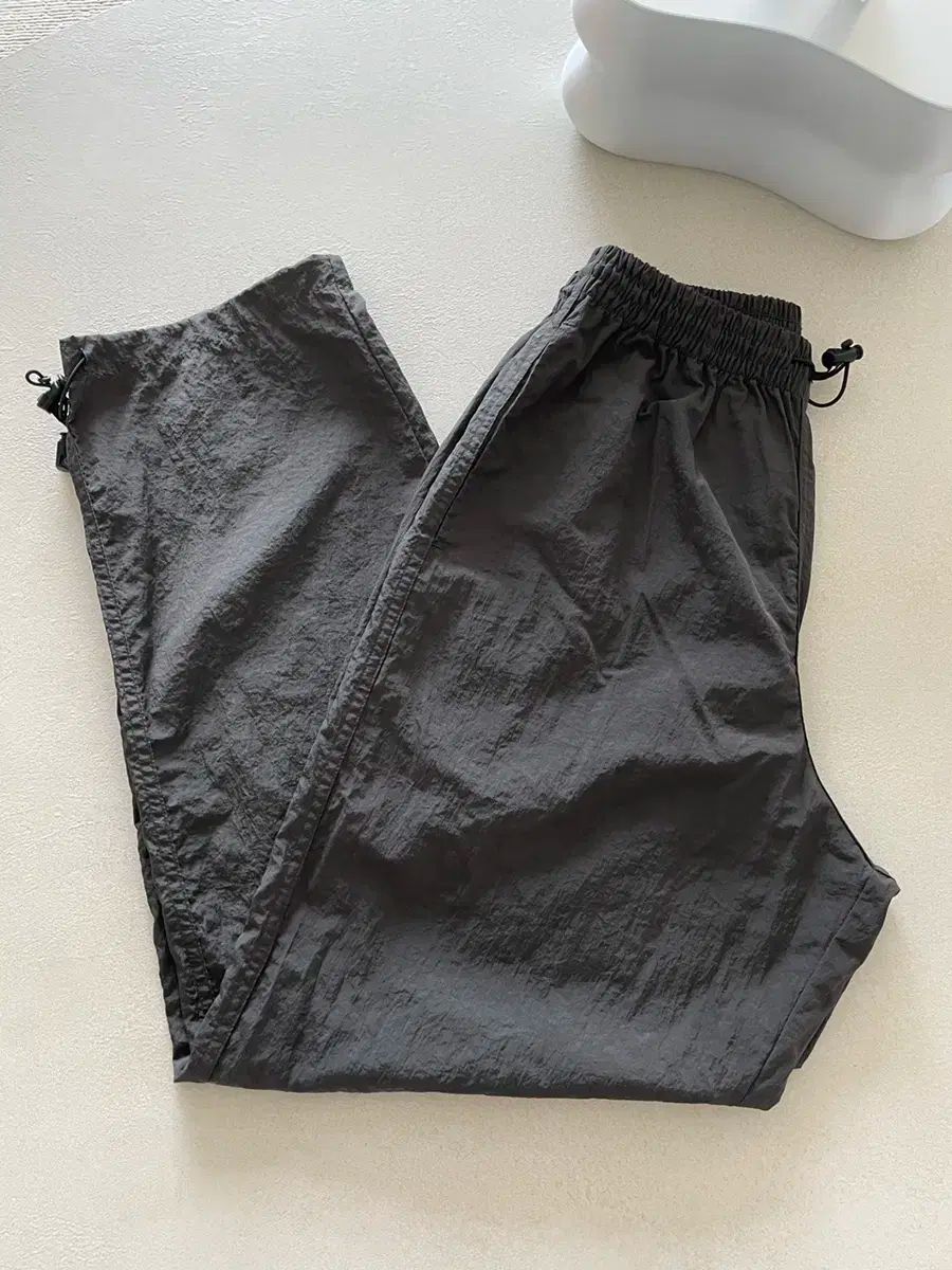 【雷市場（ポンジャン）商品韓国直送】SLICK AND EASY ナイロン ロッキー パンツ 1 サイズ チャコールグレー