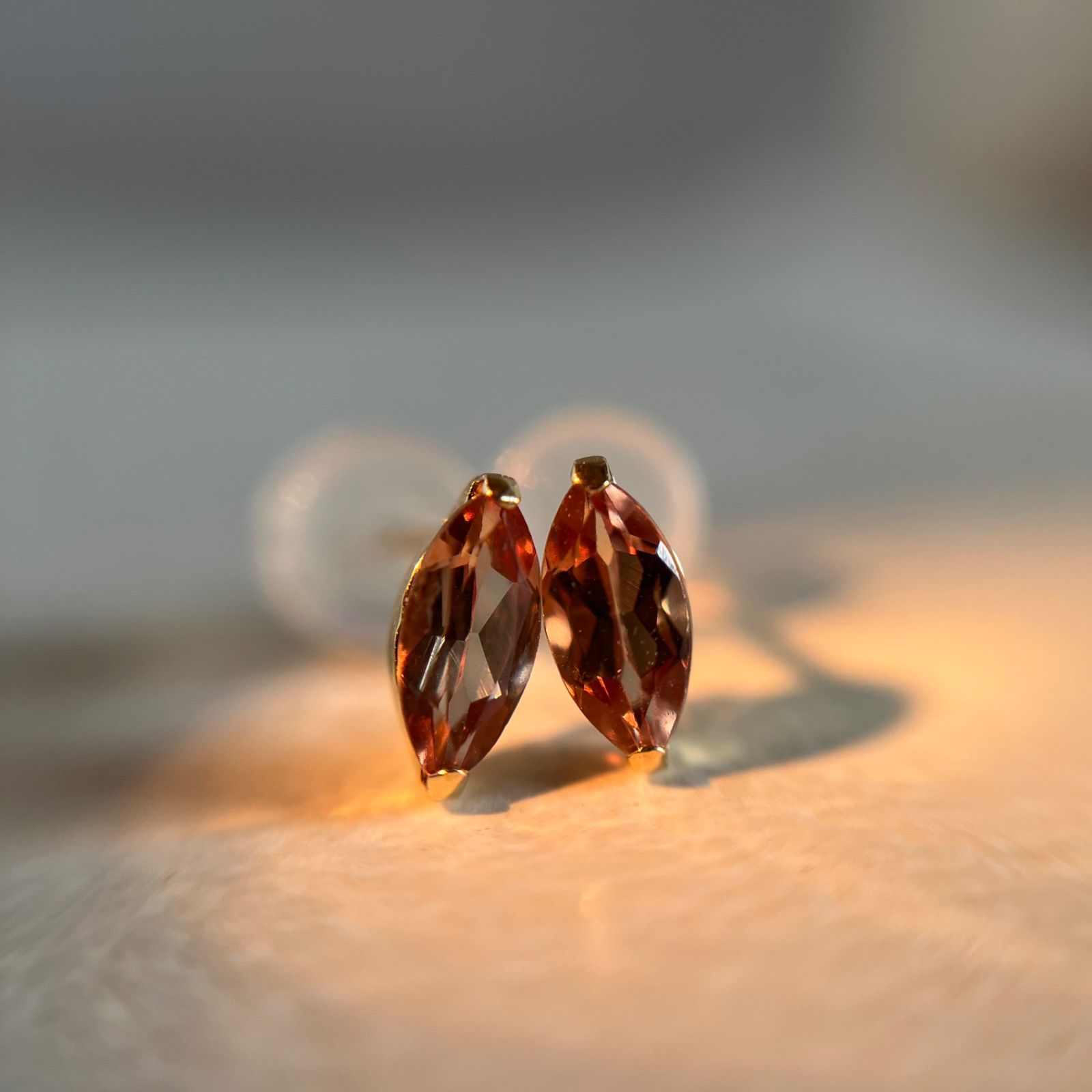 K18 天然石カラーチェンジガーネット ピアスMQ 希少 レア 18金 K18