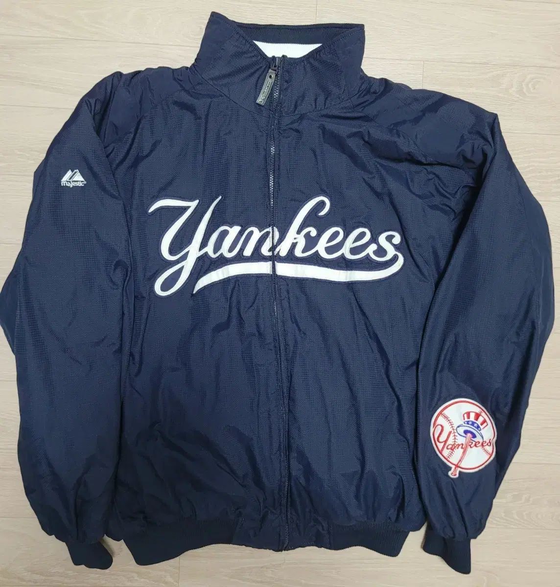 【即日発送】MLB 公式 ヤンキース majestic スタジャン Majestic ニューヨークヤンキース 袖スウェット ナイロンスタジャン L