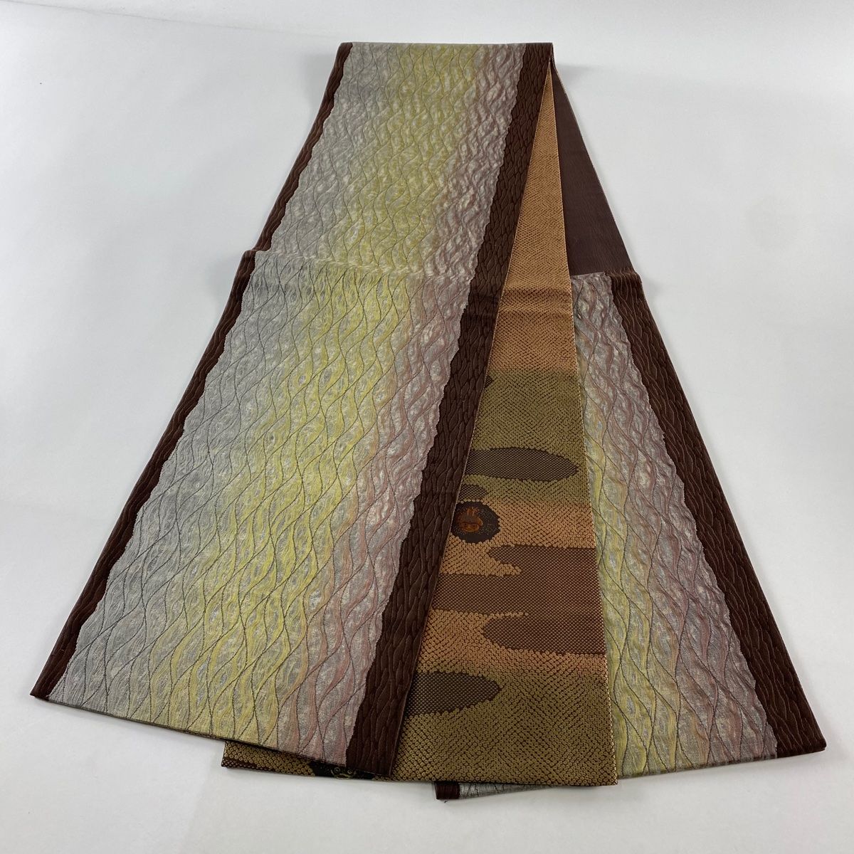 B5 美品 幾何学模様 金銀糸 赤墨色 六通 正絹 カジュアルな名古屋帯 B5 美品 幾何学模様 金銀糸 赤墨色 六通 正絹 カジュアルな