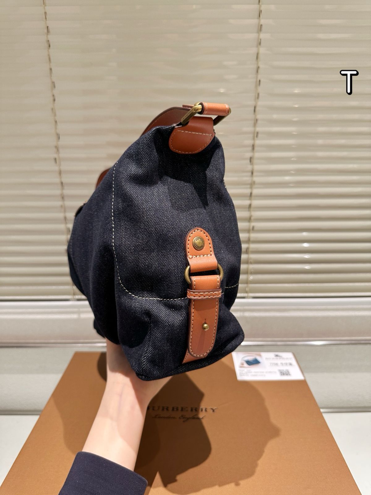 ★関税込み・送料無料★ バーバリー TB ロゴ エンボス スライド 今日特価】Burberry TB Bag・バーバリー TB バッグ-WTO輸入3