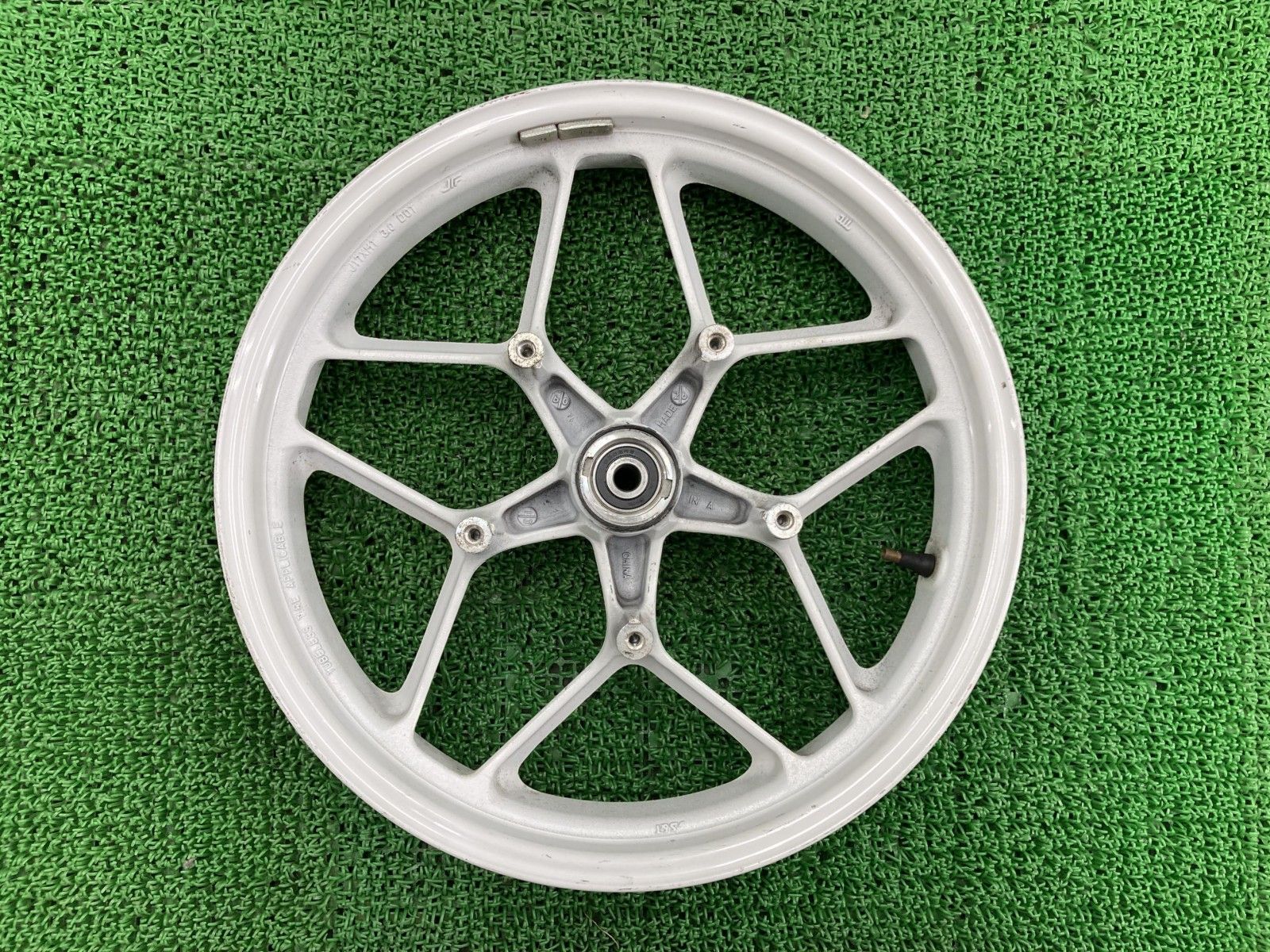 GD250N フロントホイール 白 ヒョースン(HYOSUNG) 純正 バイク 部品 割れ欠け無し 歪み無し 修復素材に ペイント素材に 【中古】 64 GD250N フロントホイール 白 ヒョースン(HYOSUNG) 純正 バイク 部品