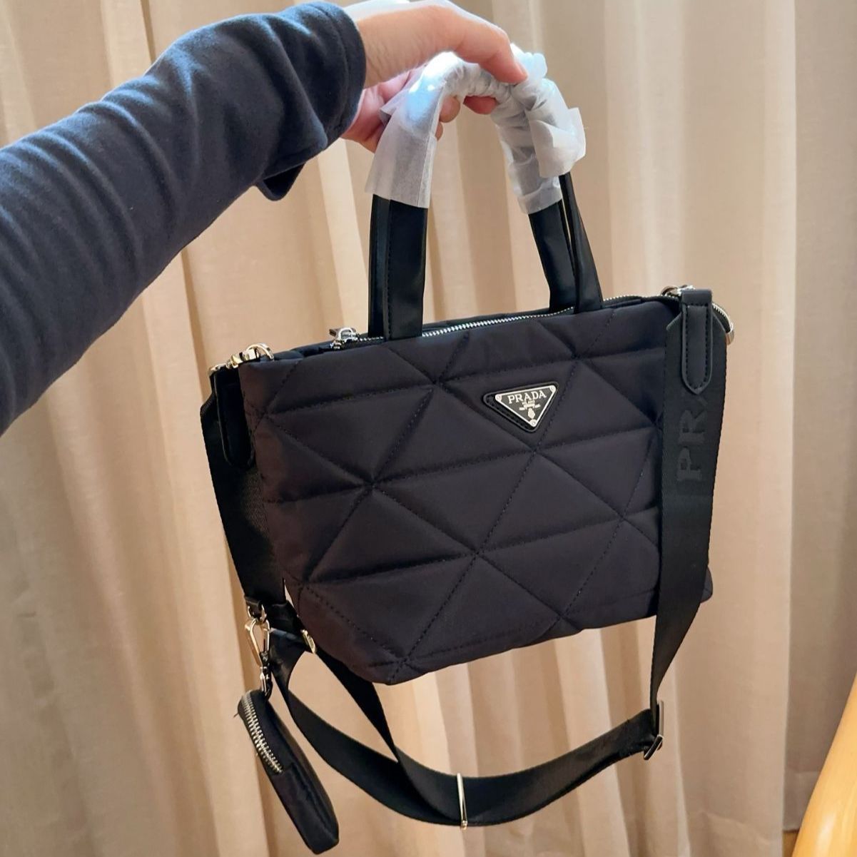 シンプルで使えるショルダーバッグです
