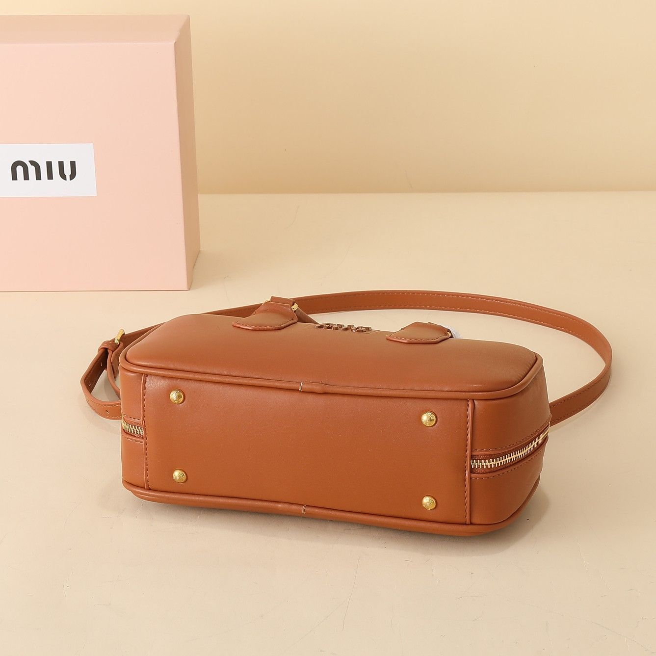 MIU MIU（ミュウミュウ）Arcadieシリーズ ブランドロゴ付き 調節可能・取り外し可能なショルダーストラップ ボーリングバッグ ショルダー・クロスボディ・ハンドバッグ  レディース - メルカリ