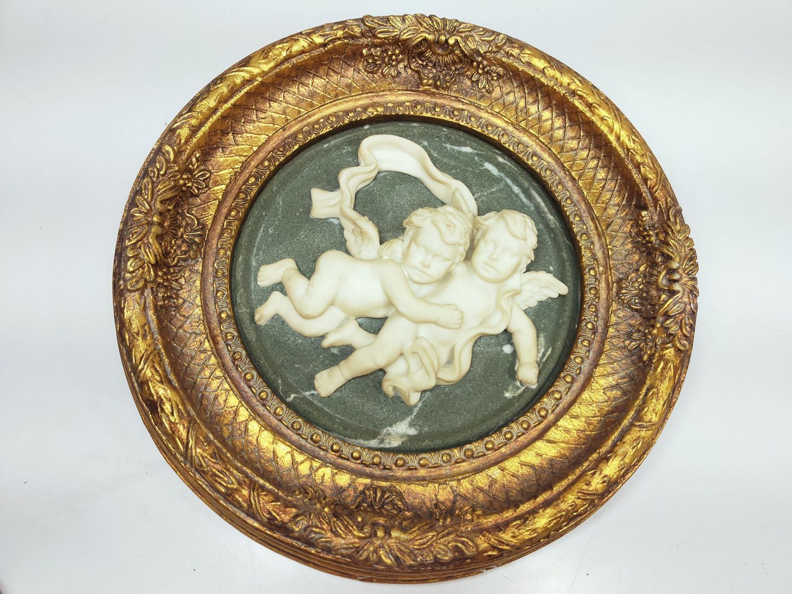 壁掛けレリーフ 二人のキューピット 径30ｃｍ アラバスター 雪花石膏 A9741C08