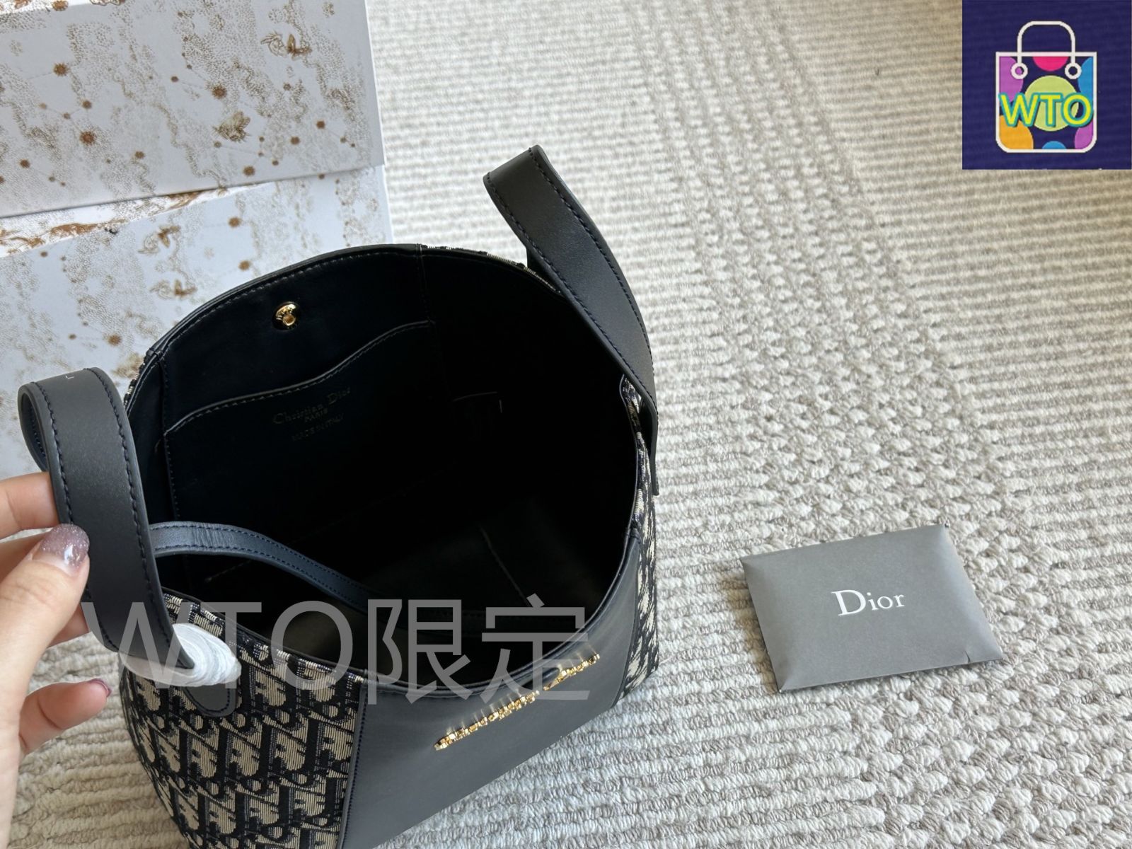 海外限定色*DIOR*Signature レザーバケットバッグ ロゴ グレー 今日特価】Christian Dior Signaturea Bucket Bag