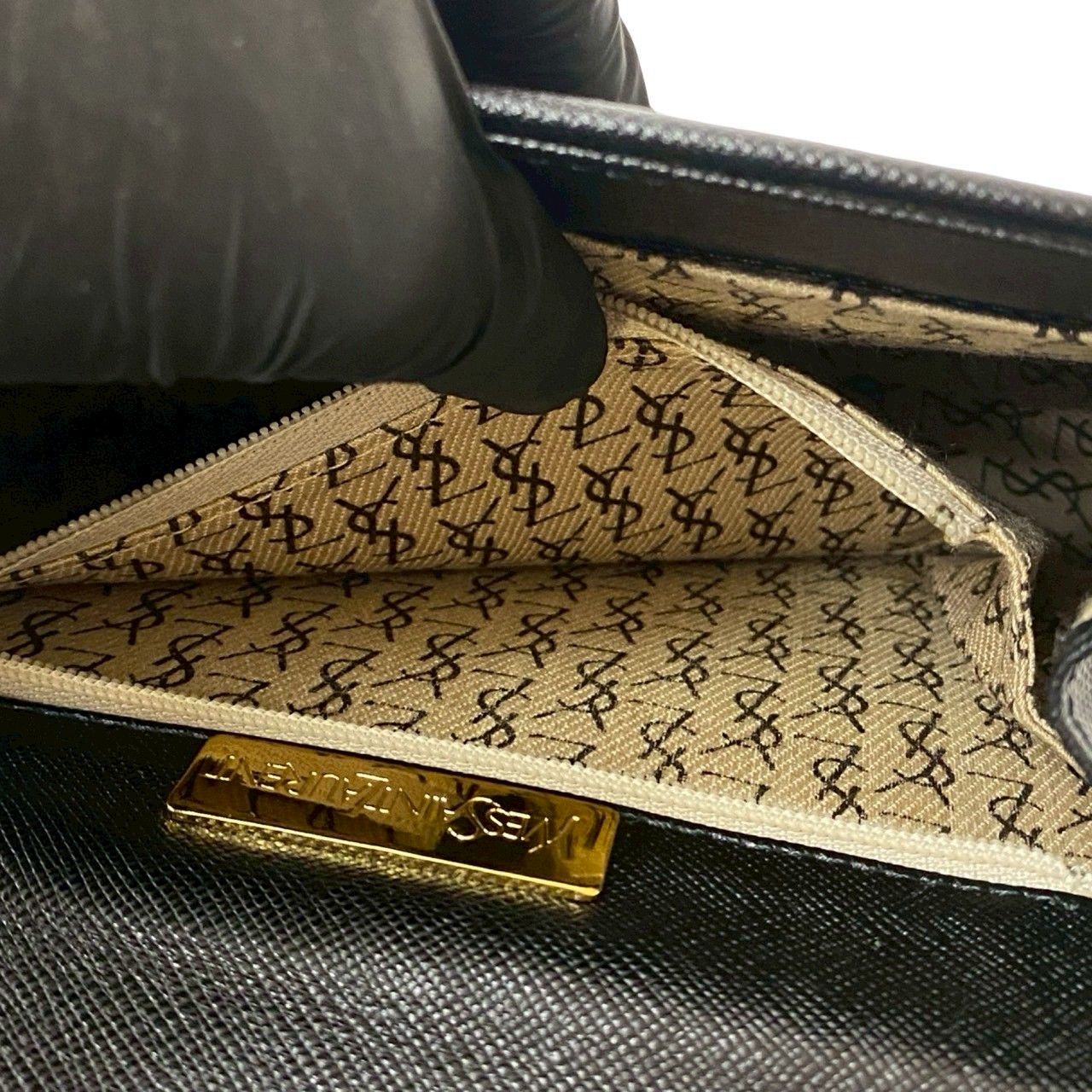 極 美品 イヴサンローラン YSL ロゴ レザー ショルダーバッグ ポシェット 美品】イヴサンローラン ショルダーバッグ YSL ロゴ型押し