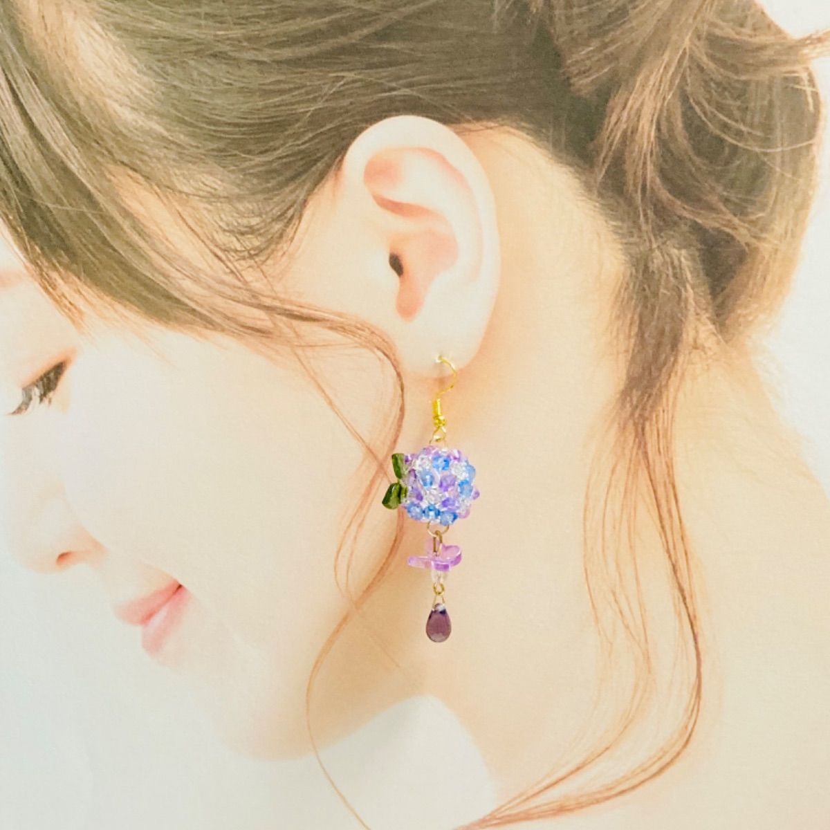 ハンドメイド 紫陽花ビーズボールと蝶々〈 ピアス/イヤリング