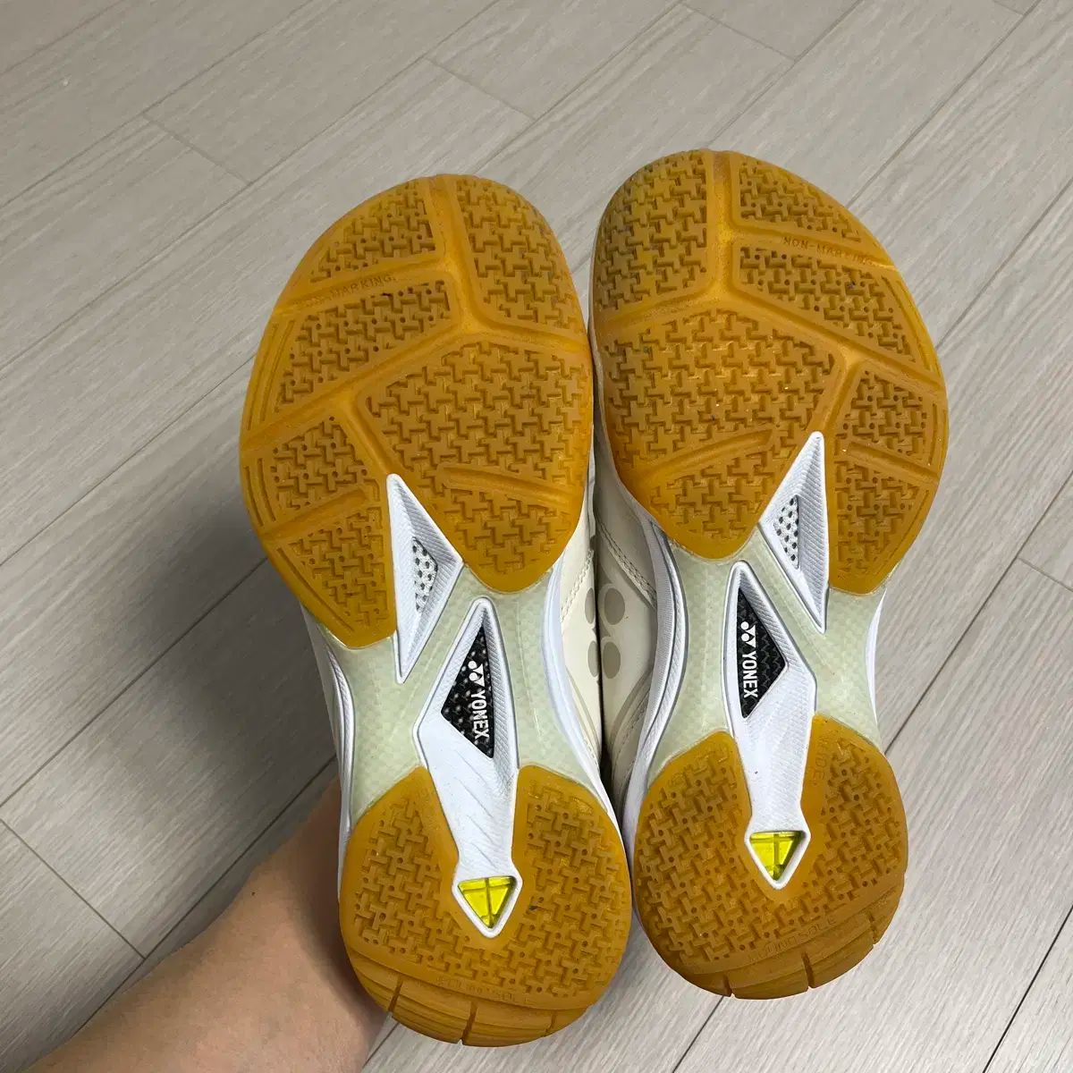 バドミントンシューズ