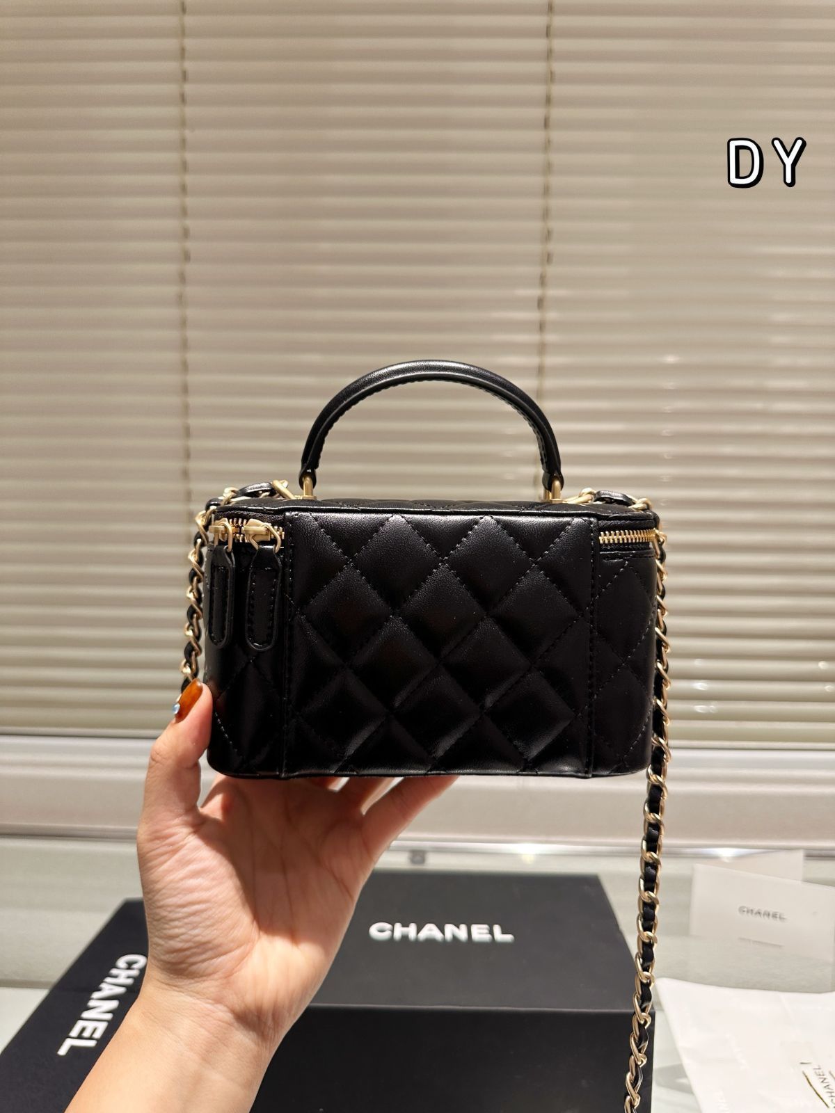 【美品】CHANEL リップスティックケース 20AW 今日特価】CHANEL リップスティックケース ハンドル付き メイク