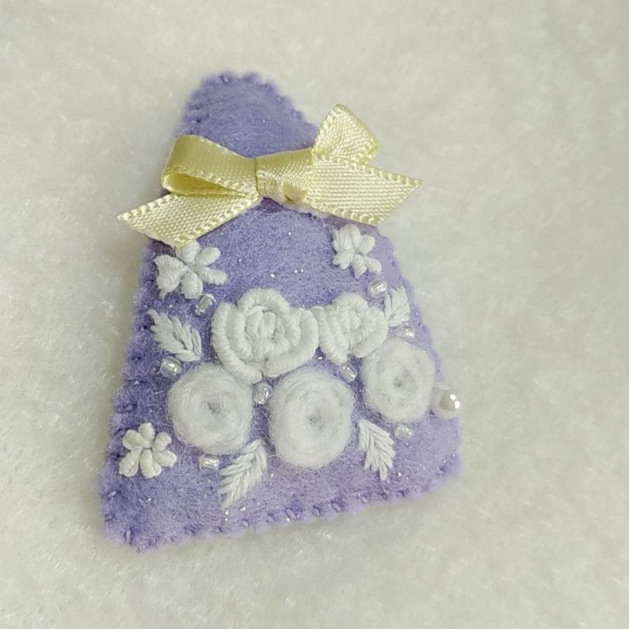ラベンダーカラーのふわふわ薔薇刺繍5センチパッチンピン ラベンダーカラーのふわふわ薔薇刺繍5センチパッチンピン