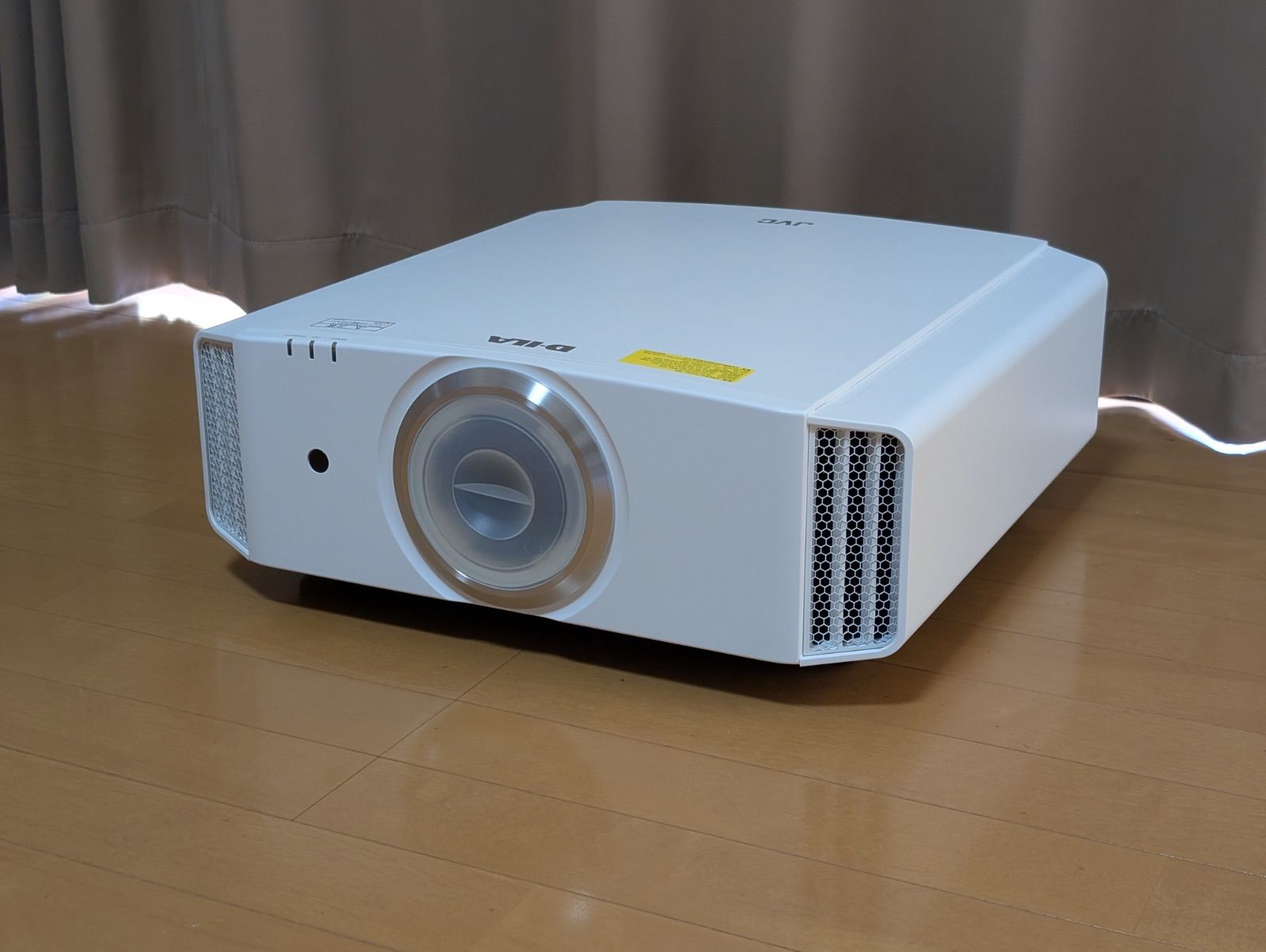 JVC / DLA-X590R (W) 中古美品 R7/9月画像追加 - メルカリ
