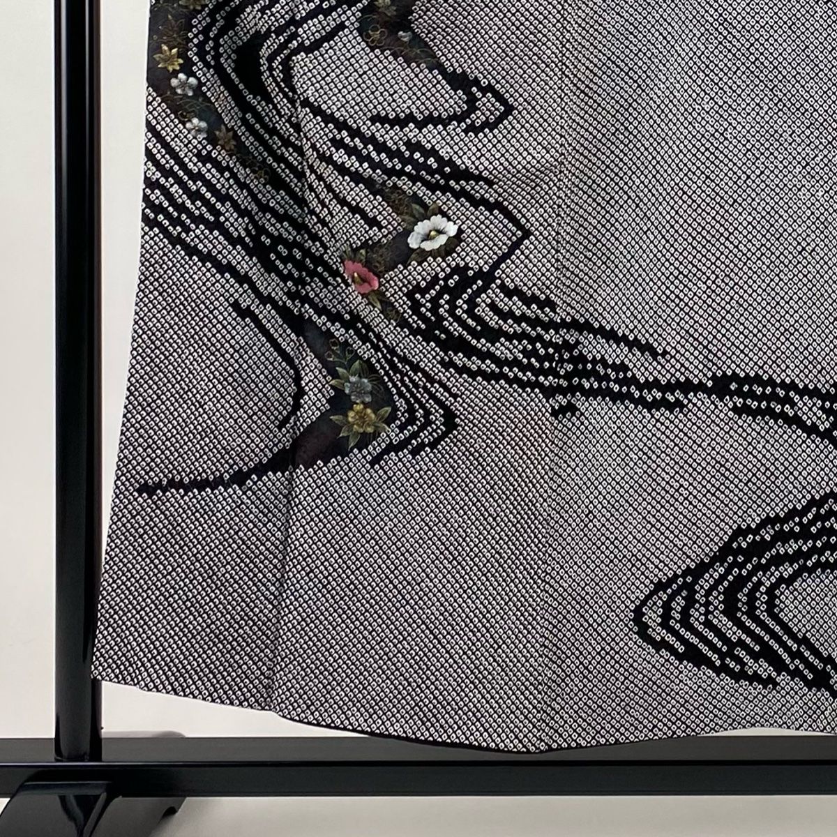 訪問着 身丈154cm 裄丈62.5cm S 袷 椿 流水 刺繍 絞り 黒 正絹 名品  