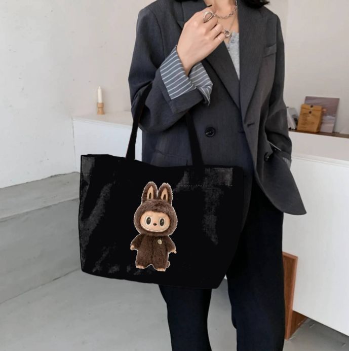 ラブブ（Labubu）の個性的なデザインが目を引く キャンバス