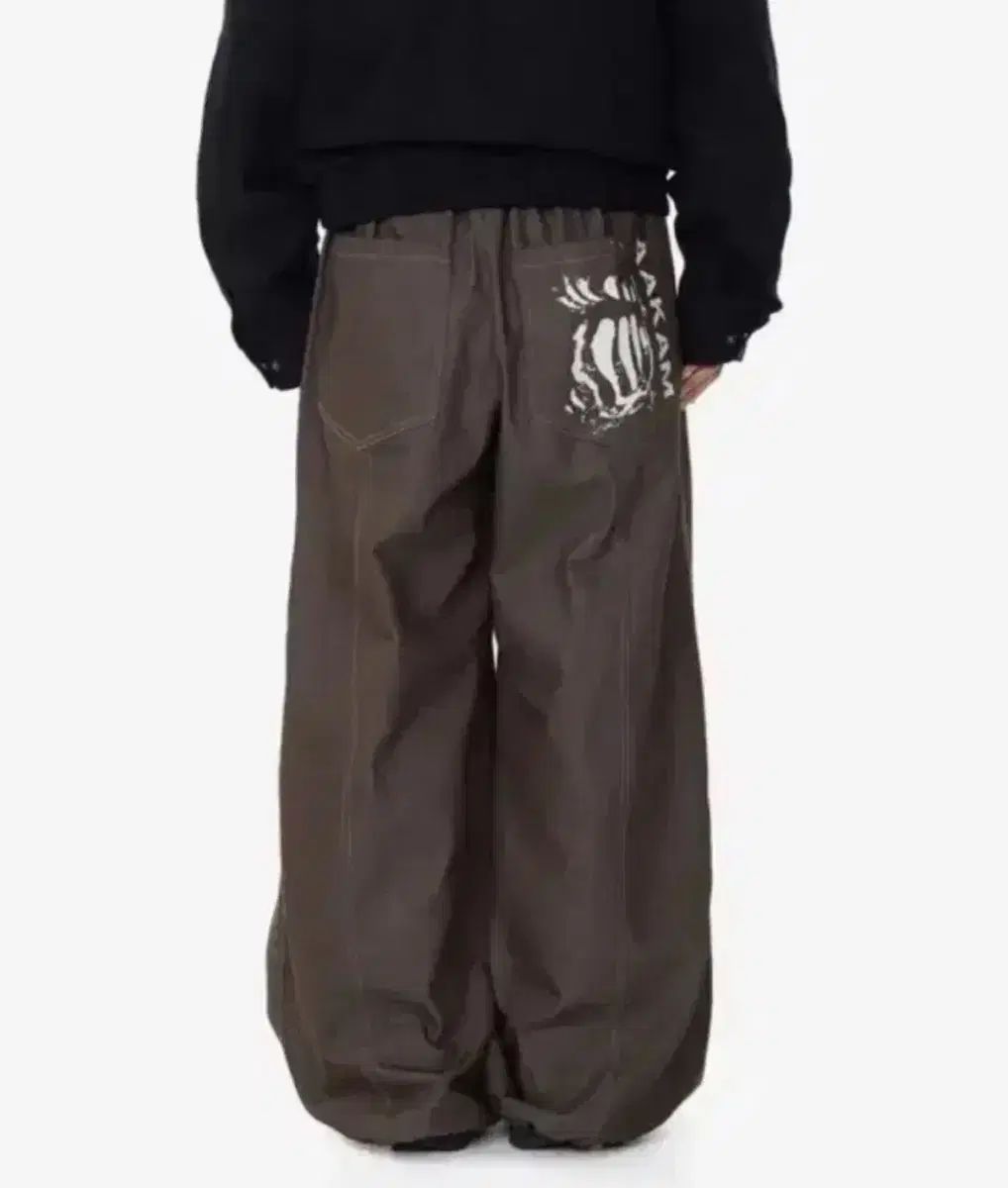 アカーム プリント入り ニー ピンタック デニムパンツ ブラウン 1サイズ