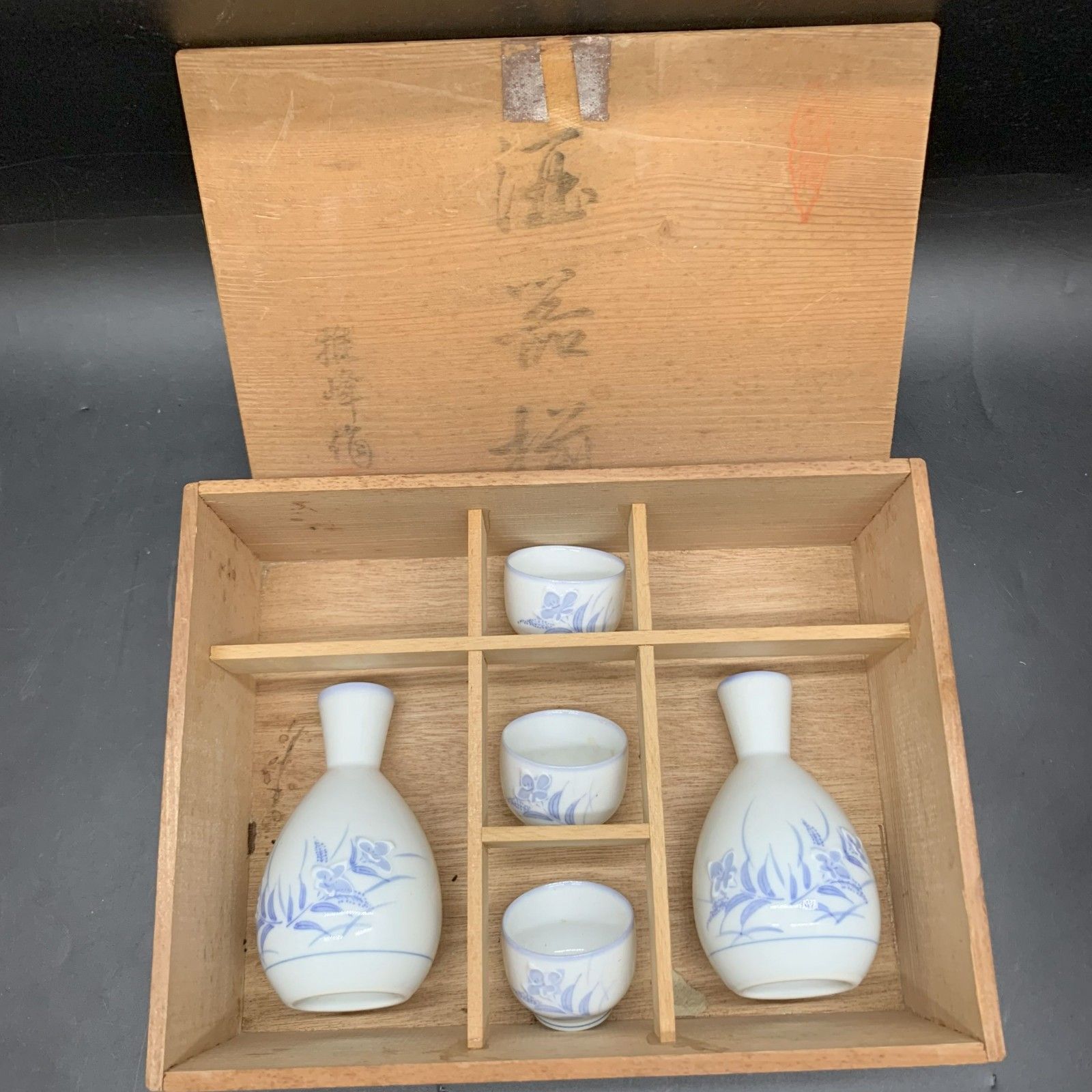 0524　有田焼 鶴松窯 酒器揃 徳利×2、お猪口×5 化粧箱付き 有田焼 福幸窯 酒器揃 徳利 2点/猪口 5点 セット - je-trading