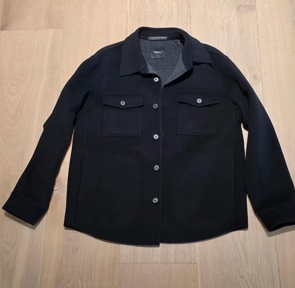 Theoryの 感のあるカシミア ウール シャツ ジャケットです