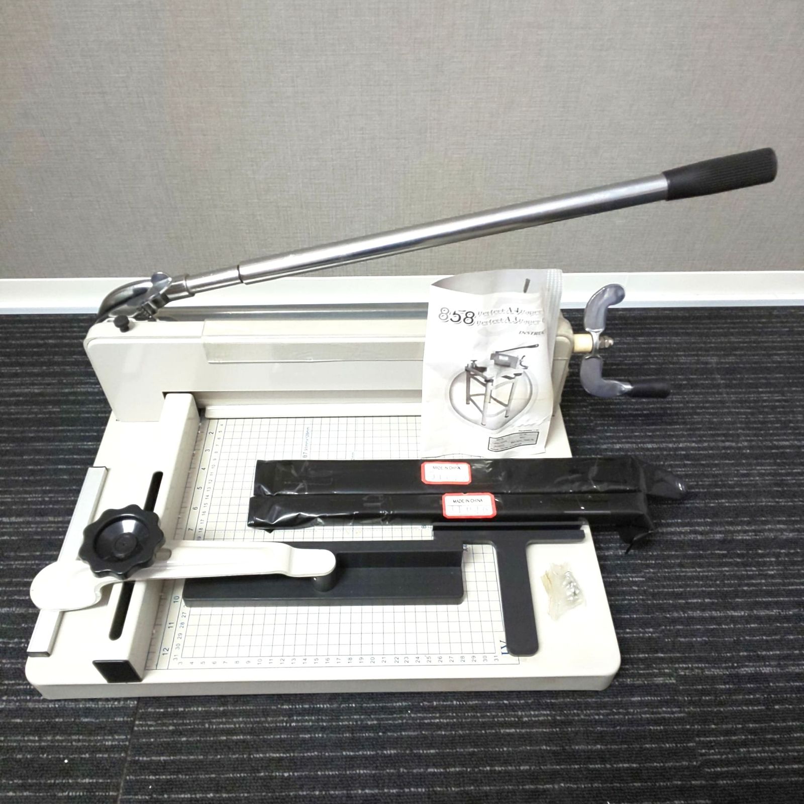 額装P10号】沢田 実「暁」風景画／湖に映る森・群鳥／マット付・銀色