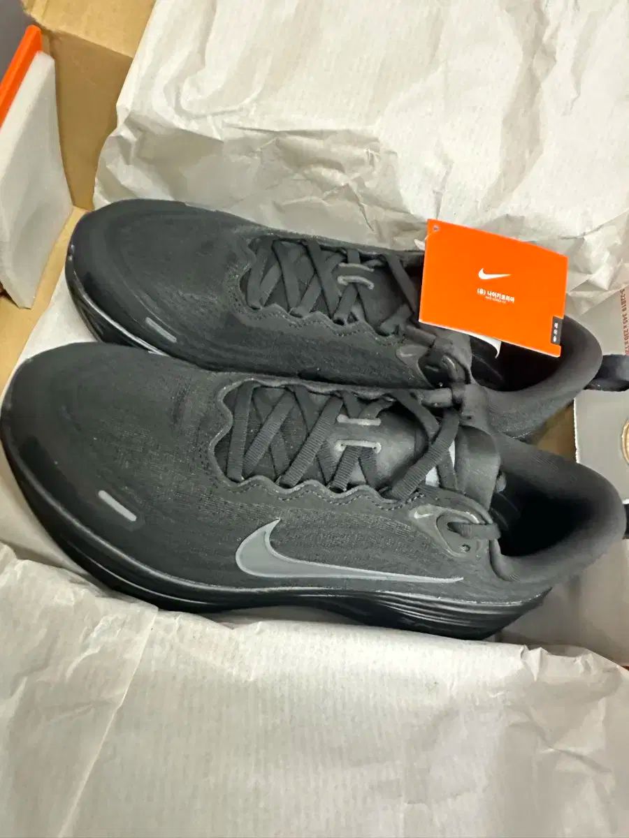ナイキ ランニングシューズ ボメロ PLUS オールブラック 少量