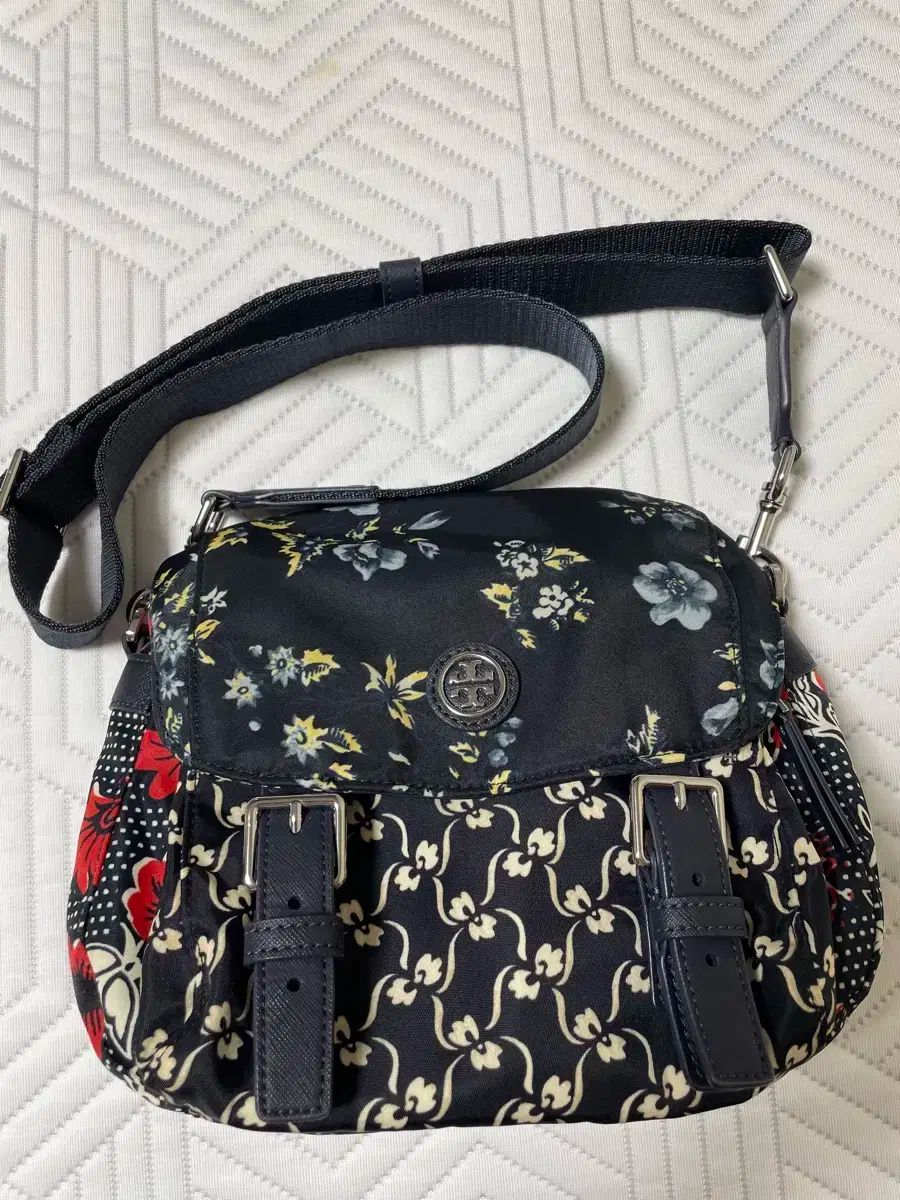 トリーバーチ ナイロン メッセンジャーバッグ