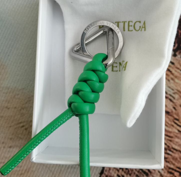 ボッテガヴェネタ トライアングル　キーホルダー/キーリング グリーン 美品人気 ボッテガ・ヴェネタ トライアングル キーリング グリーン