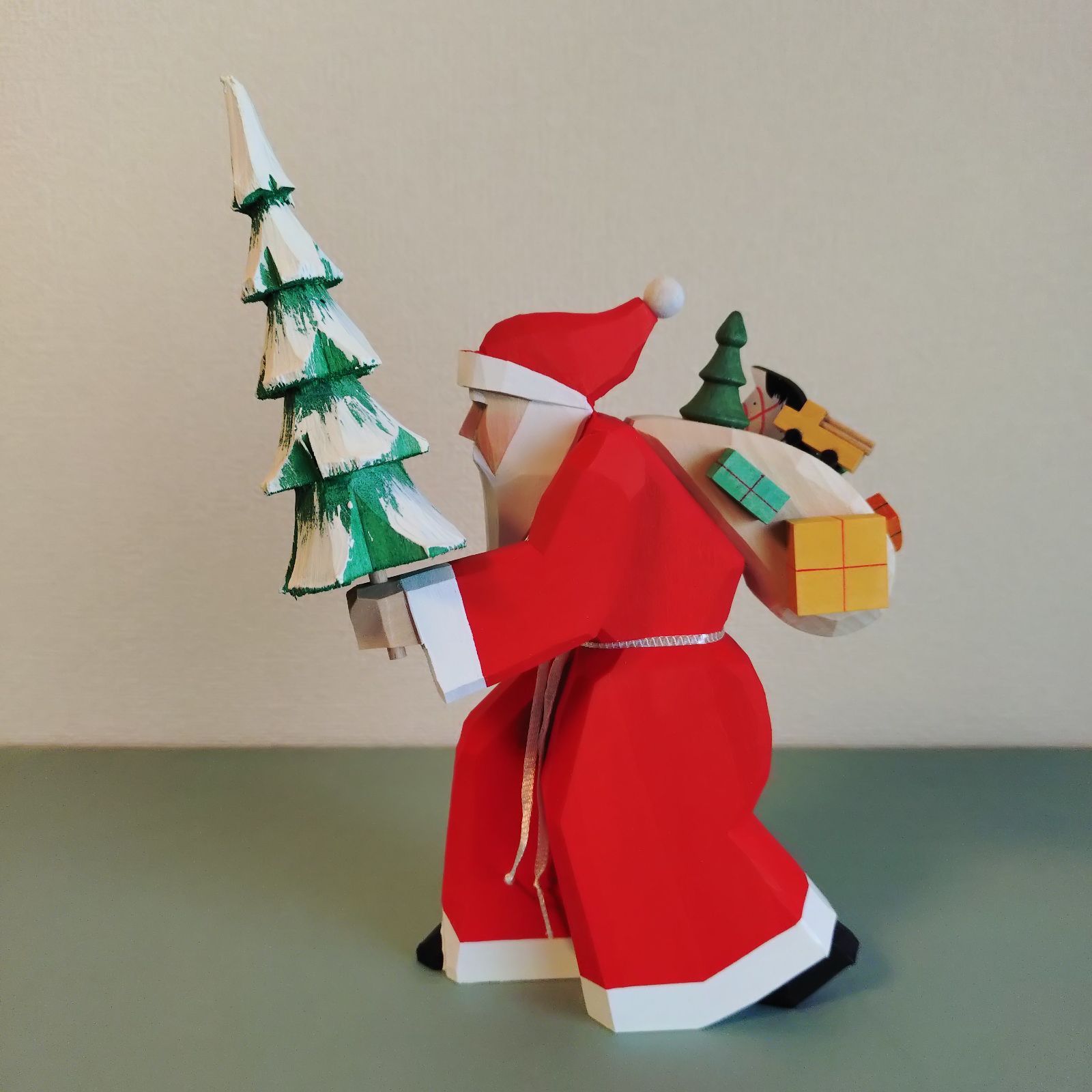 もみの木とプレゼントを持つサンタ ドイツ工芸品 木製 木彫り 手彫り