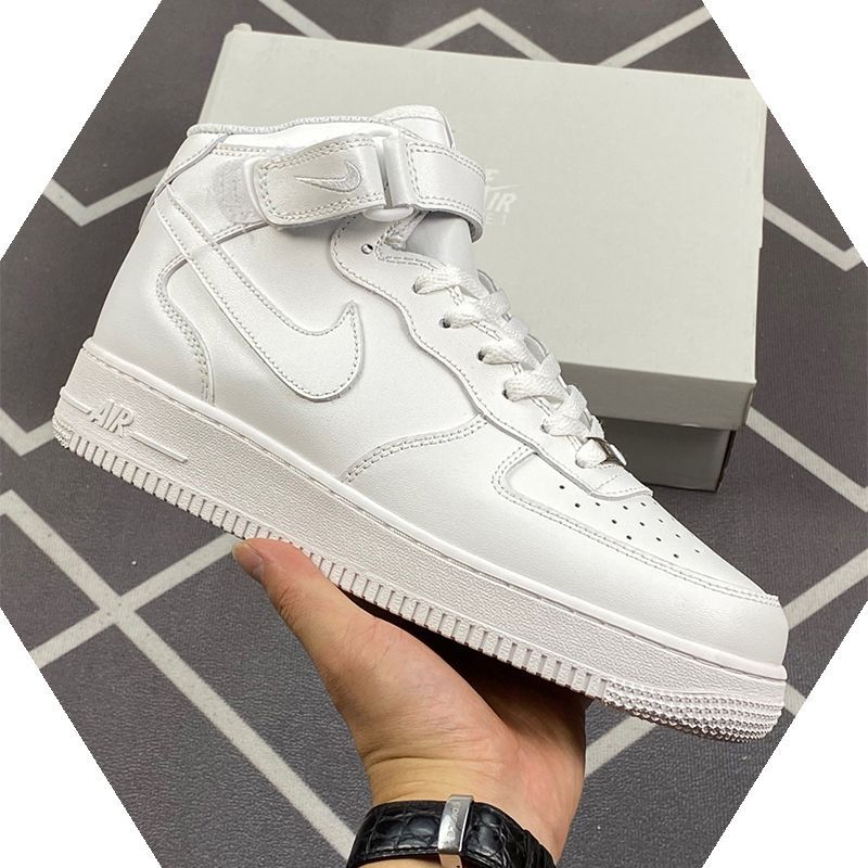 本日の新品は未使用です Nike Air Force 1 07 LE  並行輸入品【CW2288-111】