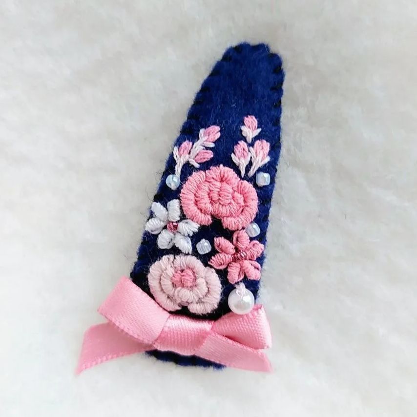 ピンクバラ刺繍♡5センチフェルトパッチンピン - ファッション雑貨