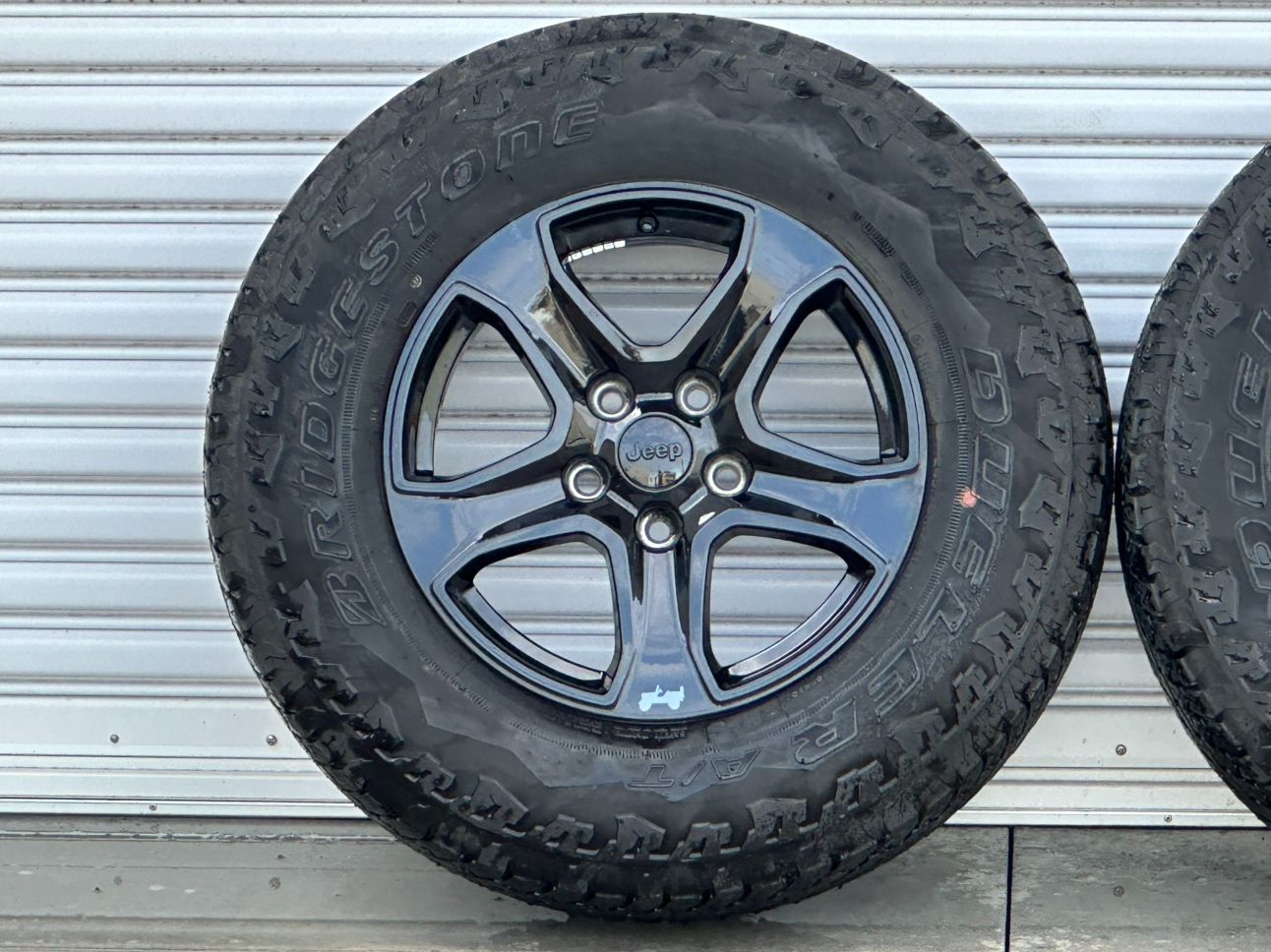 JEEP ジープ JL ラングラー アルティチュード 純正ホイール アルミ センターキャップ有り 17インチ 7.5J 44.45 PCD127-5H スタッドレスタイヤ ブリヂストン デューラー 245 75R17 4本セット 品 直接お引き渡し