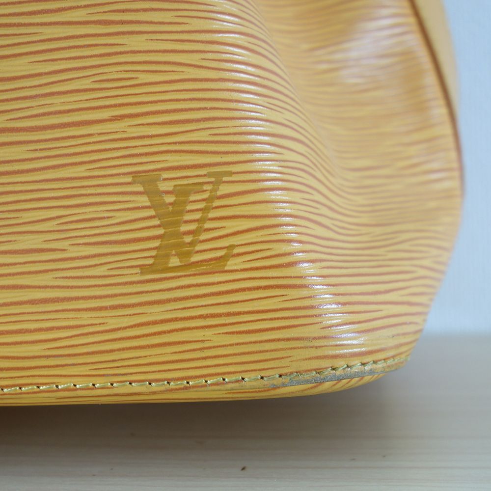 希少！LOUIS VUITTON ルイヴィトンカップ　巾着型　イエロー 中古)LOUIS VUITTON ルイ・ヴィトン プチノエ エピ タッシリ