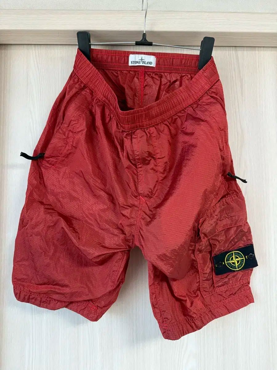 30 18 ー 19ss STONE ISLAND ストーンアイランド ナイロンメタル ハーフパンツ レッド