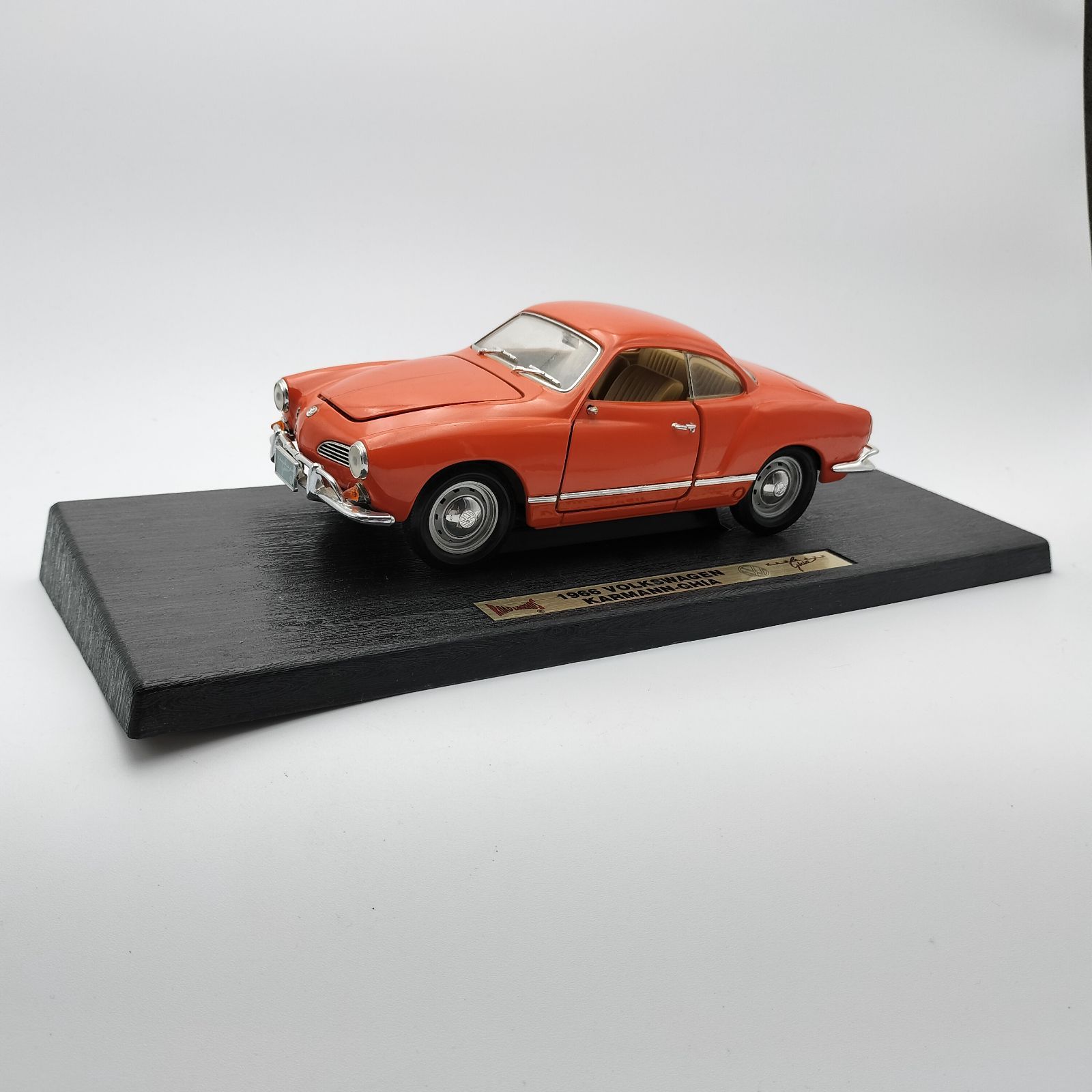 ロードシグネチャー VW カルマンギア 1/18 フォルクスワーゲン Karmann