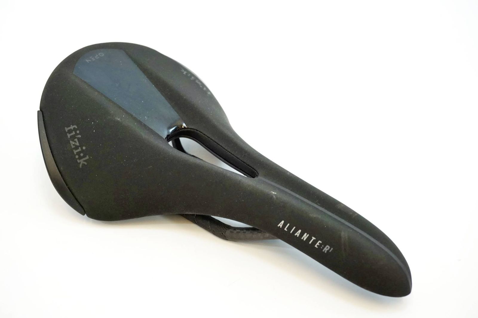 FIZIK フィジーク ALIANTE R1 OPEN LARGE BRAIDED CARBON サドル | バイチャリ有明店