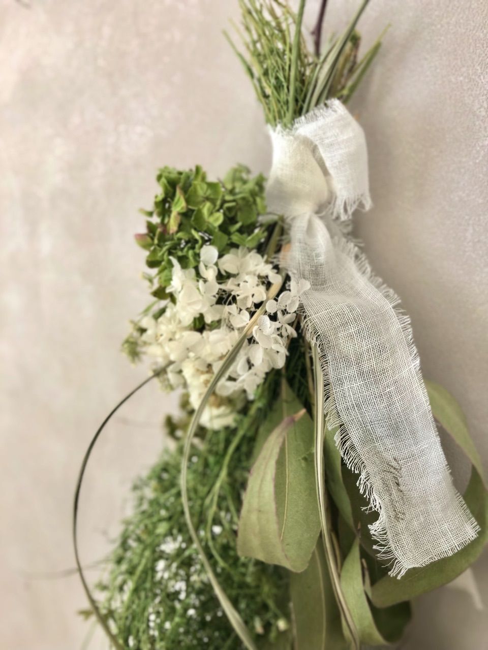 white greenアナベルとユーカリのスワッグ 50cm - メルカリ