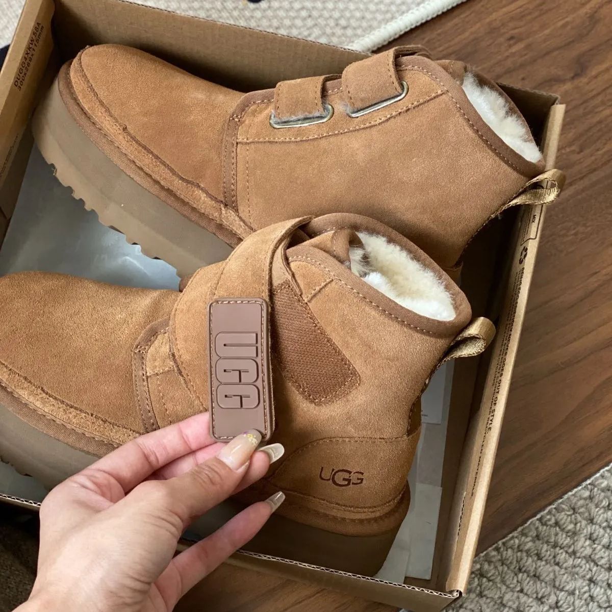 人気極美品！アグUGG プラットフォーム厚底2ブーツ3cm - ムートンブーツ
