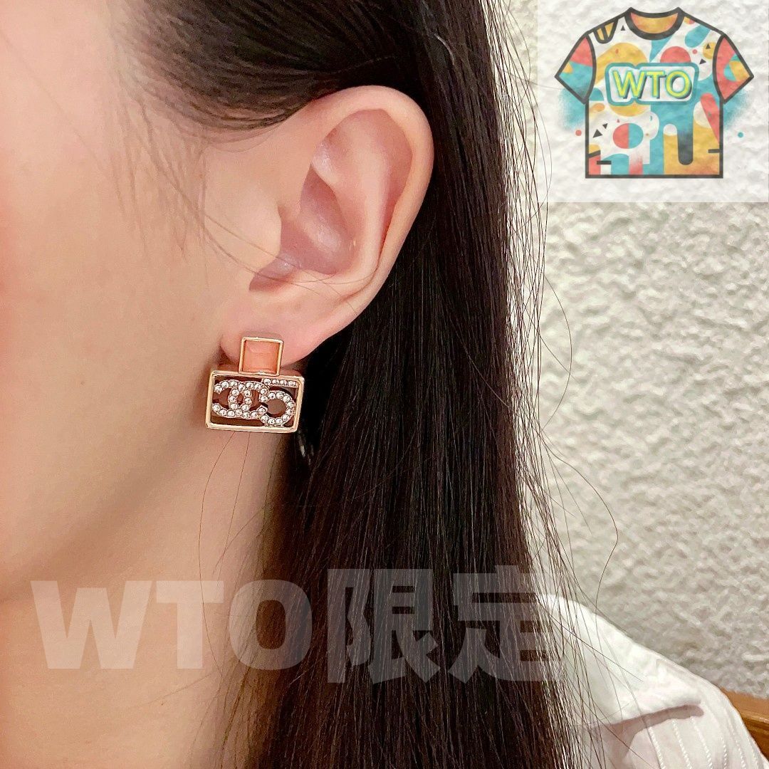【シンプル希少❣️】CHANEL　ヴィンテージピアス 今日WTO】Chanel ヴィンテージ アルファベットピアス 送料無料