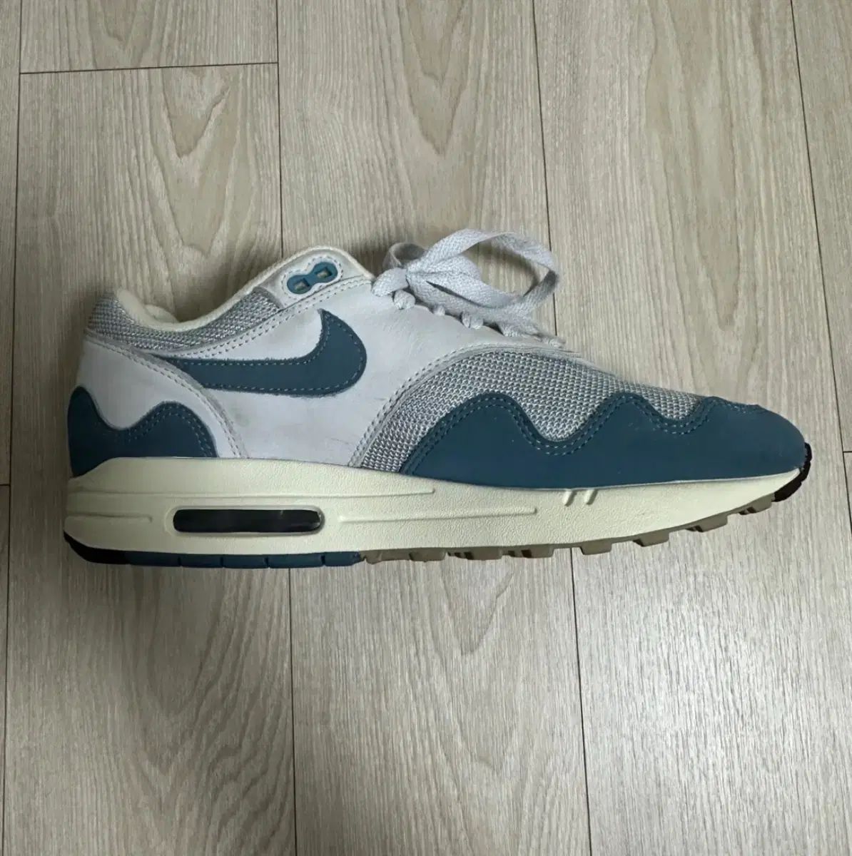 NIKE