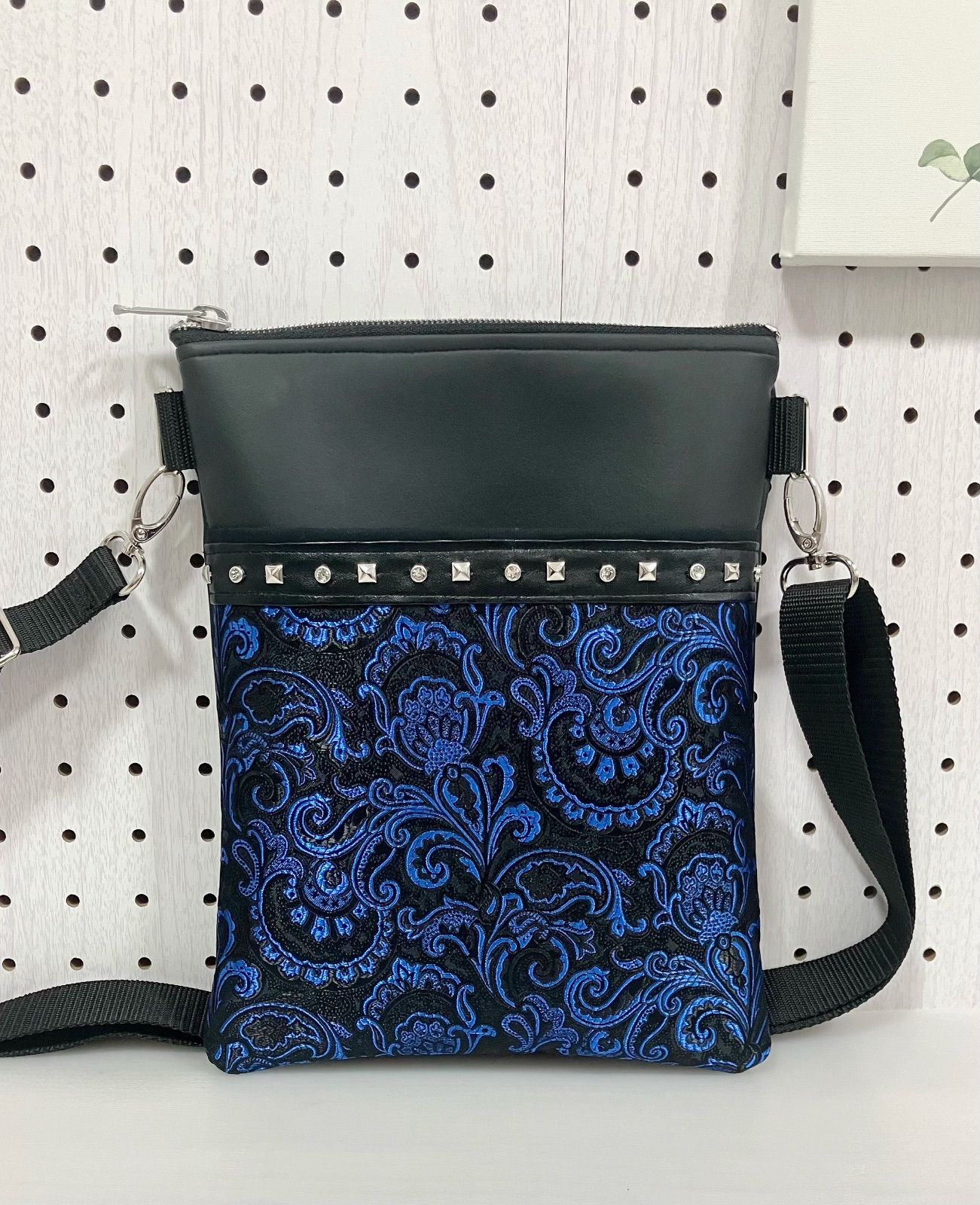 ハンドメイド＊縦型サコッシュ サテンジャガード青 ラインストーン&スタッズ(643)