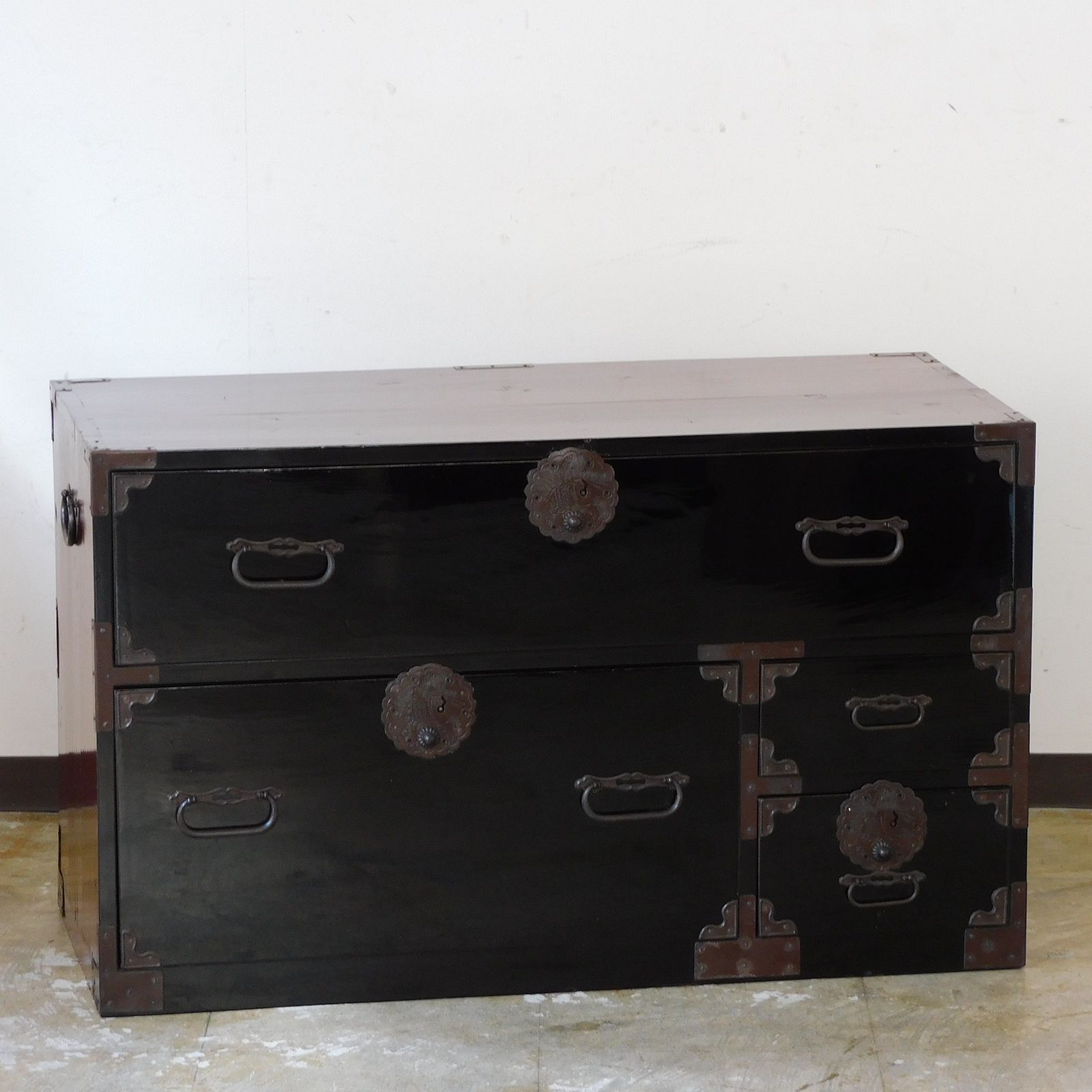 庄内地方 黒漆塗り 雪輪図金具 時代箪笥 鍵付き HK-a-05490