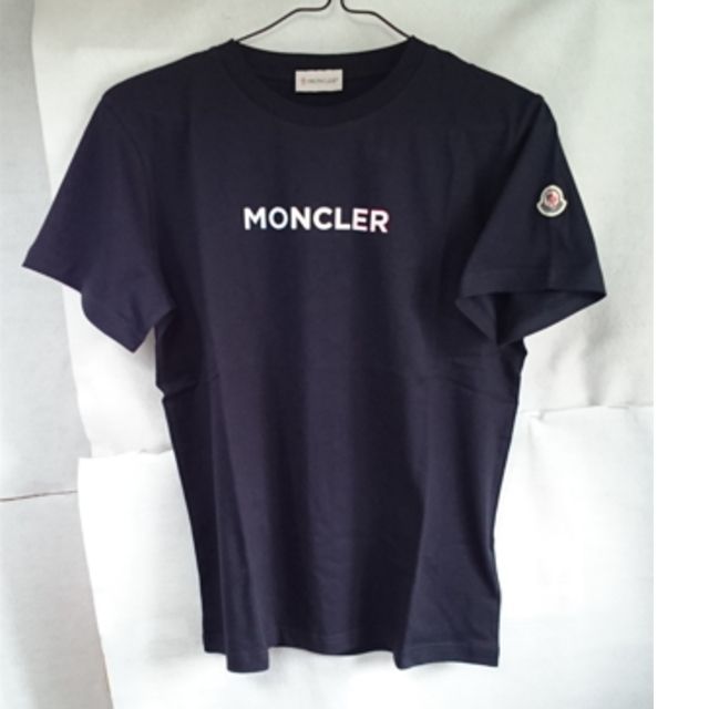 ○新品/正規品○ MONCLER エンボス加工のロゴプリント入り Tシャツ