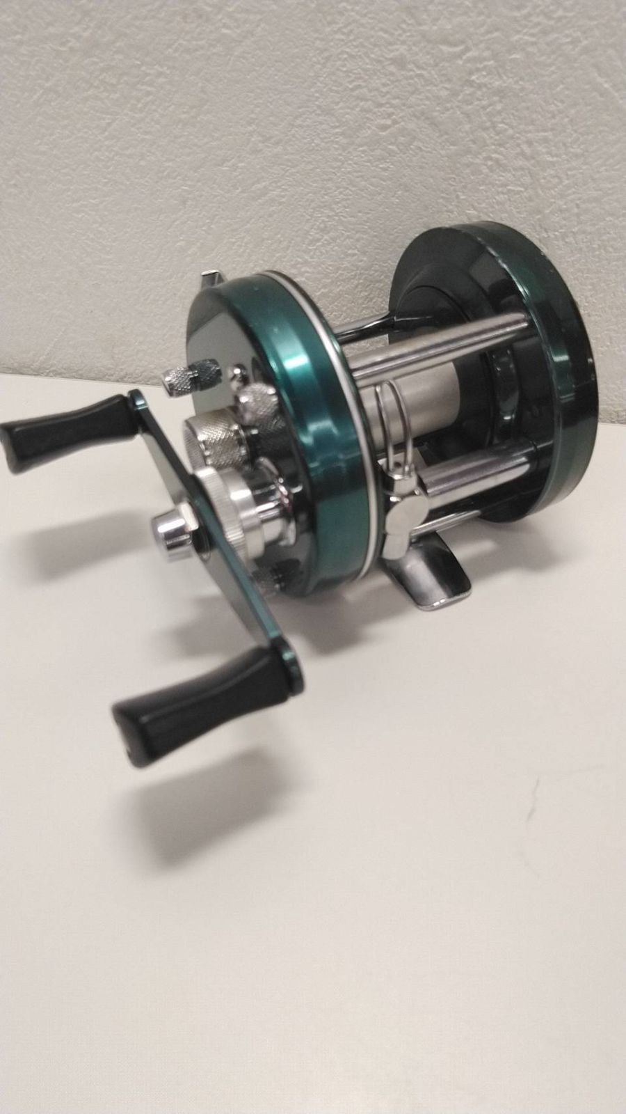 ＡＢＵ アブ Ａｍｂａｓｓａｄｅｕｒ ５０００Ｄ ティール ブルー グリーン ７５０４０１ ダイレクト ベイト マルチプライヤー 両軸 リール バス 鯰 ナマズ 雷魚 ライギョ ０８