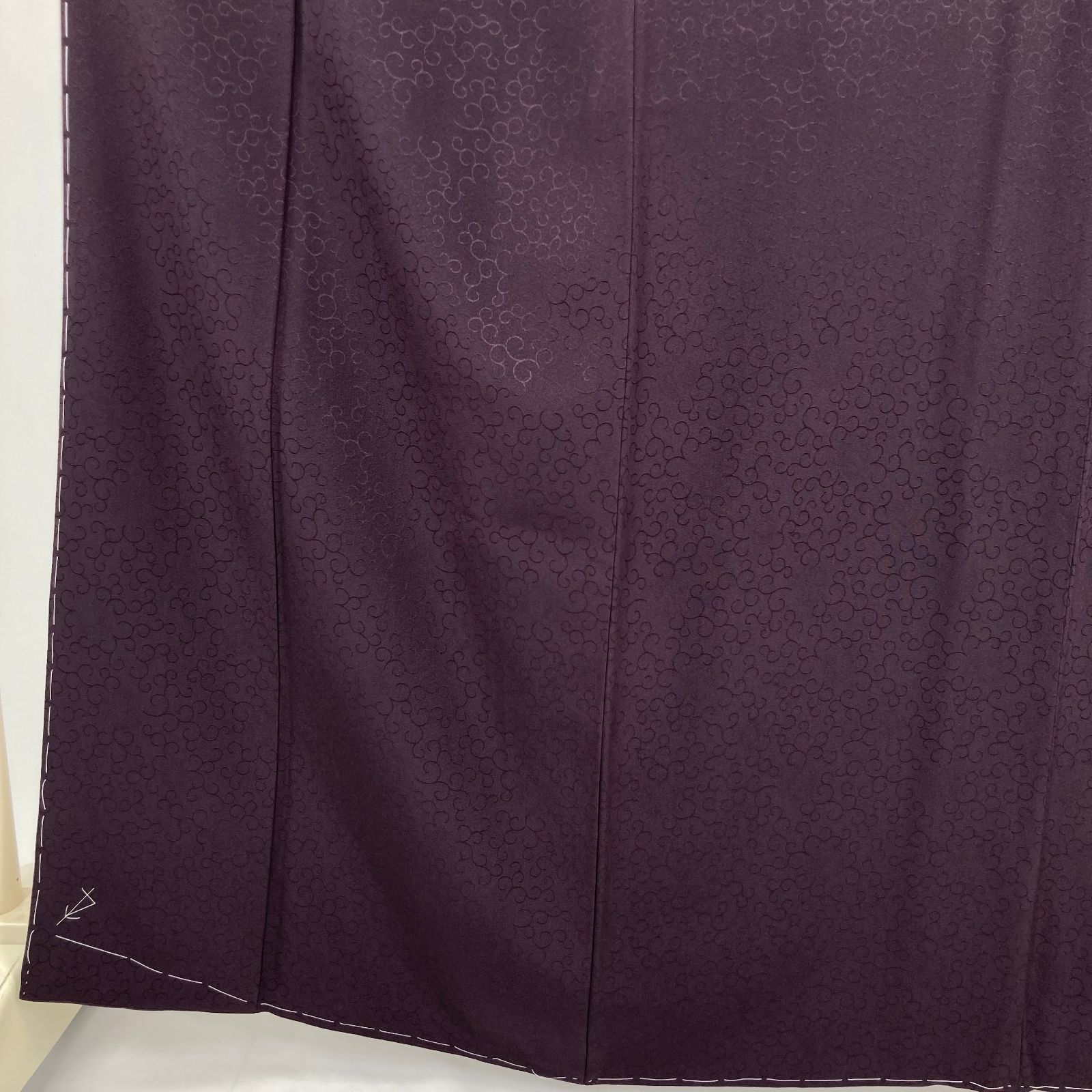 たんす屋 着物 リユース着物 色無地 濃紫 セミフォーマル 唐草 地紋 袷 絹 未洗い 身丈 158cm 裄丈 68cm MS5983