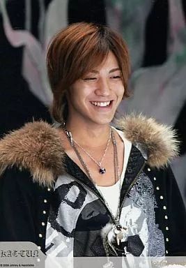赤西仁　KAT-TUN 元ジャニーズ　公式写真 中古】生写真(ジャニーズ) KAT-TUN/赤西仁/上半身・衣装黒グレー